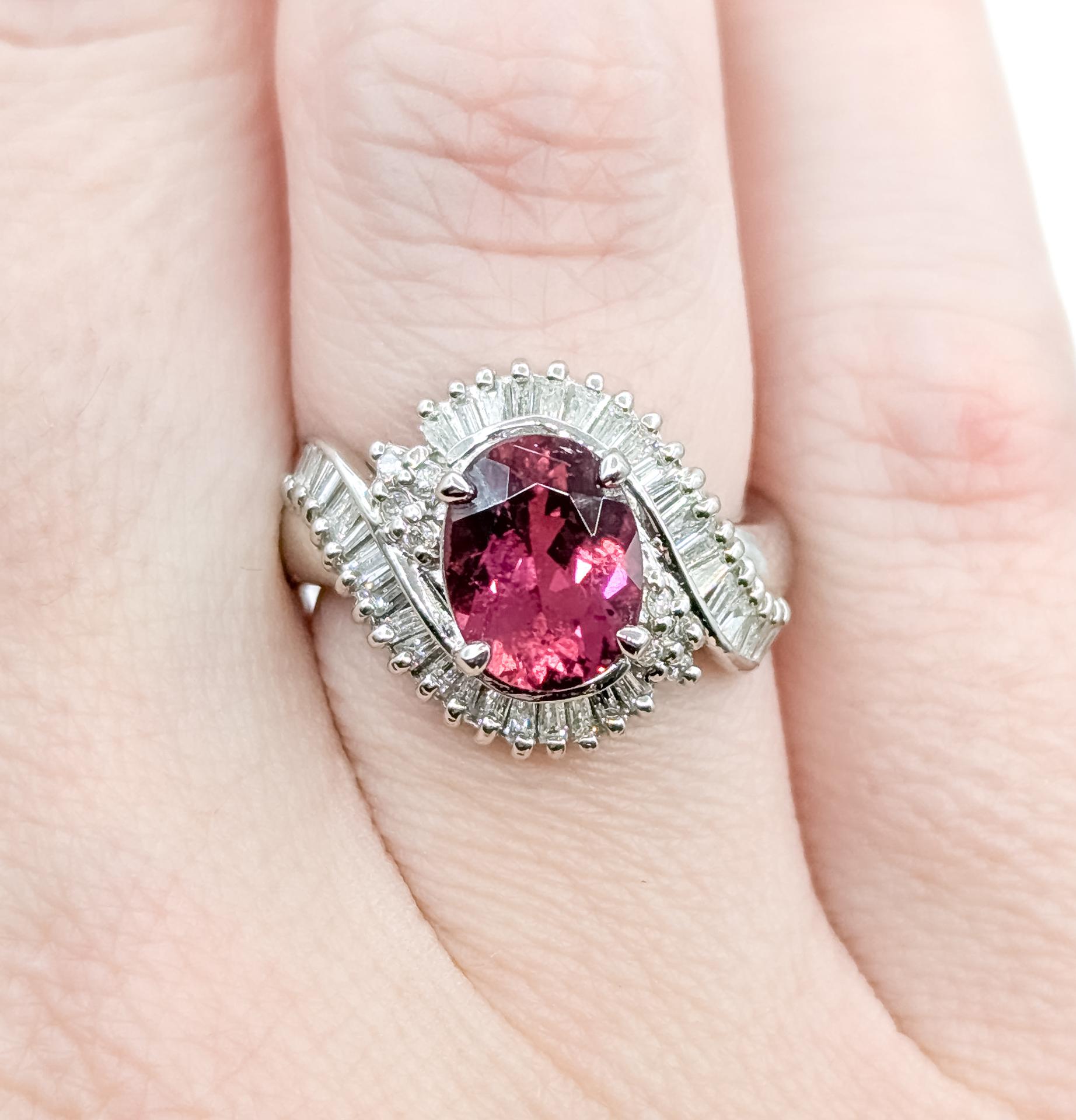Bague en platine avec tourmaline et diamant à contournement raffiné Pour femmes en vente