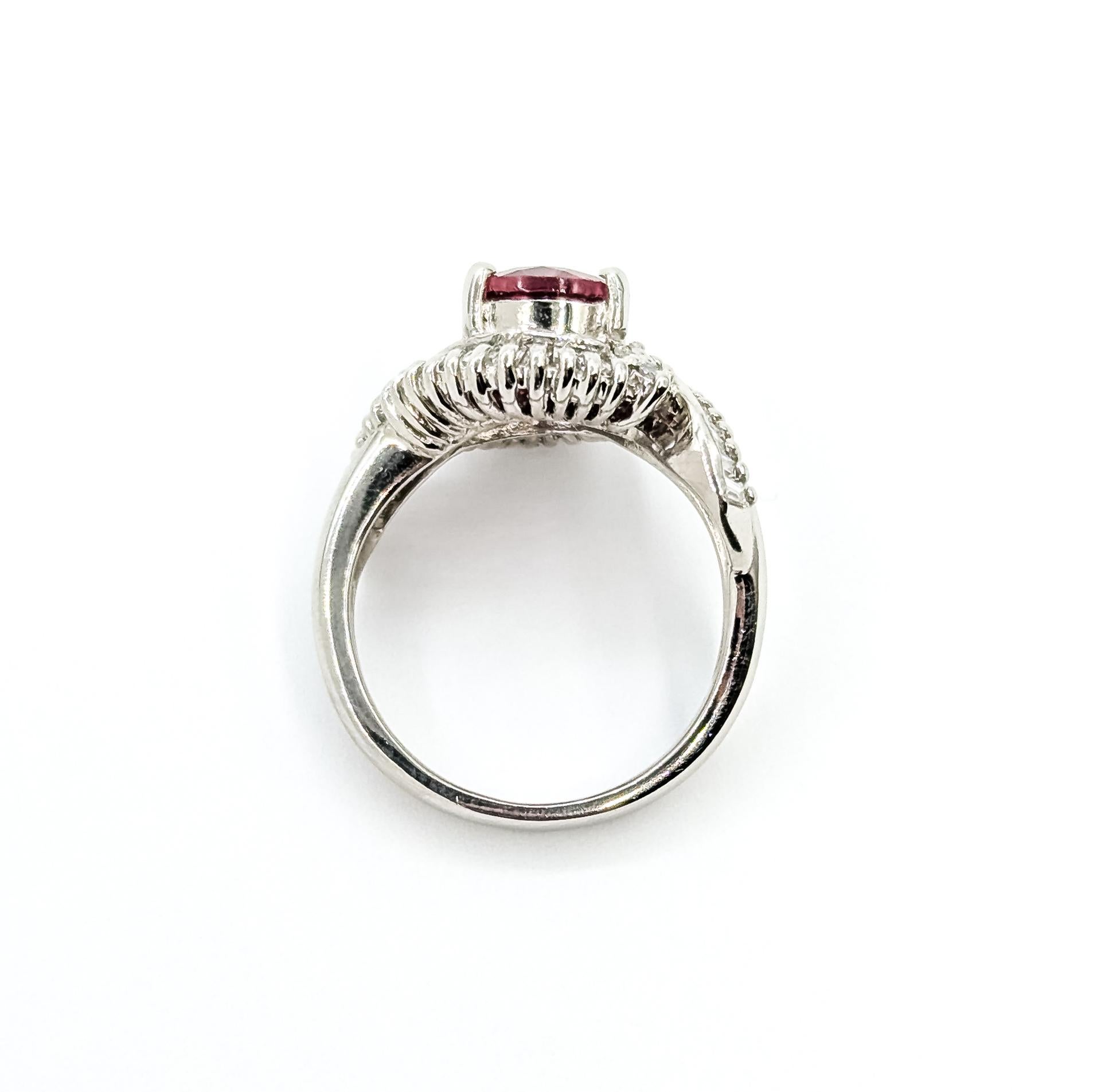Bague en platine avec tourmaline et diamant à contournement raffiné en vente 2