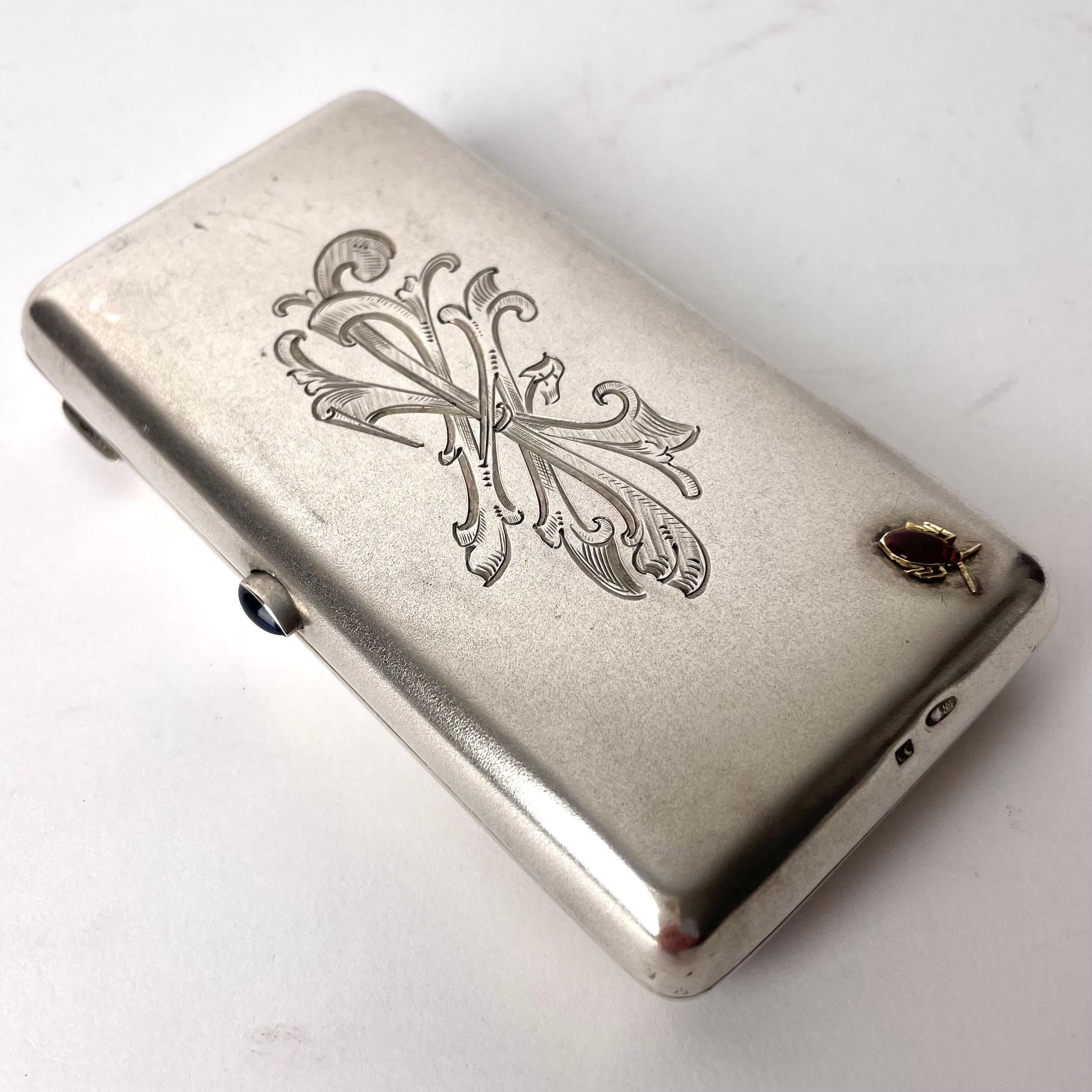 Etui à cigarettes raffiné en argent, 1908-1926, fabriqué à Moscou, Russie.

Un bel étui pour les cigarettes d'origine russe. Orné d'une série d'ornements stylisés et élégants s'emboîtant les uns dans les autres, gravés dans l'argent. Le décor est