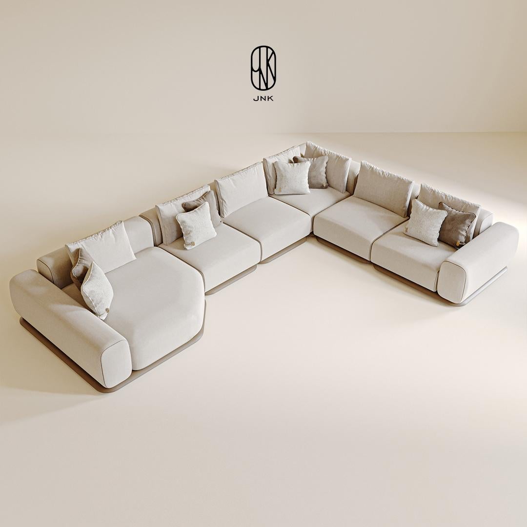 Canapé sectionnel Stride,

Il se caractérise par un design spacieux et modulaire, mettant en valeur à la fois le confort et le style. Tapissé d'un tissu doux et texturé de couleur claire, le canapé offre une sensation de chaleur et d'accueil tout en