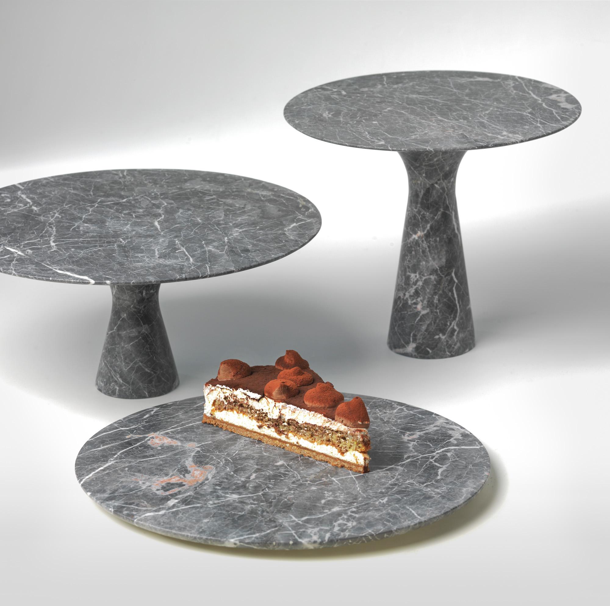 Sculpté Support à gâteaux contemporain raffiné en marbre gris 03 de Saint Laurent en vente