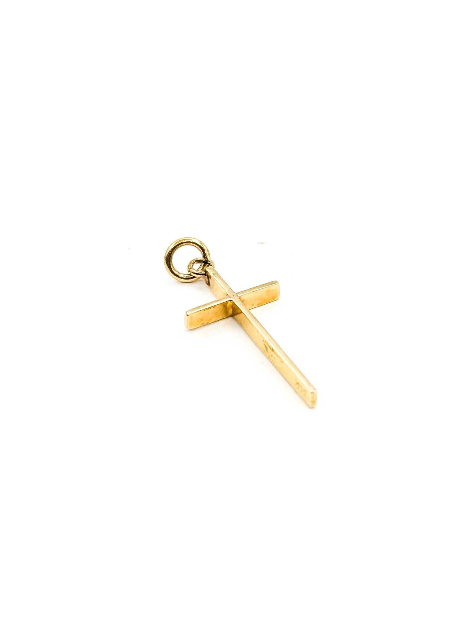 Dieser zeitlose und schlichte Kreuzanhänger aus 14 Karat Gelbgold verkörpert die Essenz des Glaubens und der Schlichtheit. Seine klaren Linien und die polierte Oberfläche verleihen ihm ein anmutiges Aussehen, das sich mühelos mit jeder Kette und