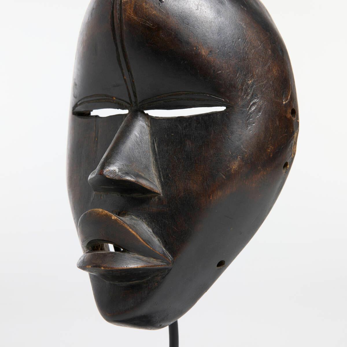 Ce masque Dan Eleg magnifiquement sculpté présente l'élégance raffinée et la retenue expressive caractéristiques de la tradition de sculpture Dan du Libéria et de la Côte d'Ivoire. Cet exemple montre l'archétype de la forme ovale allongée, des yeux