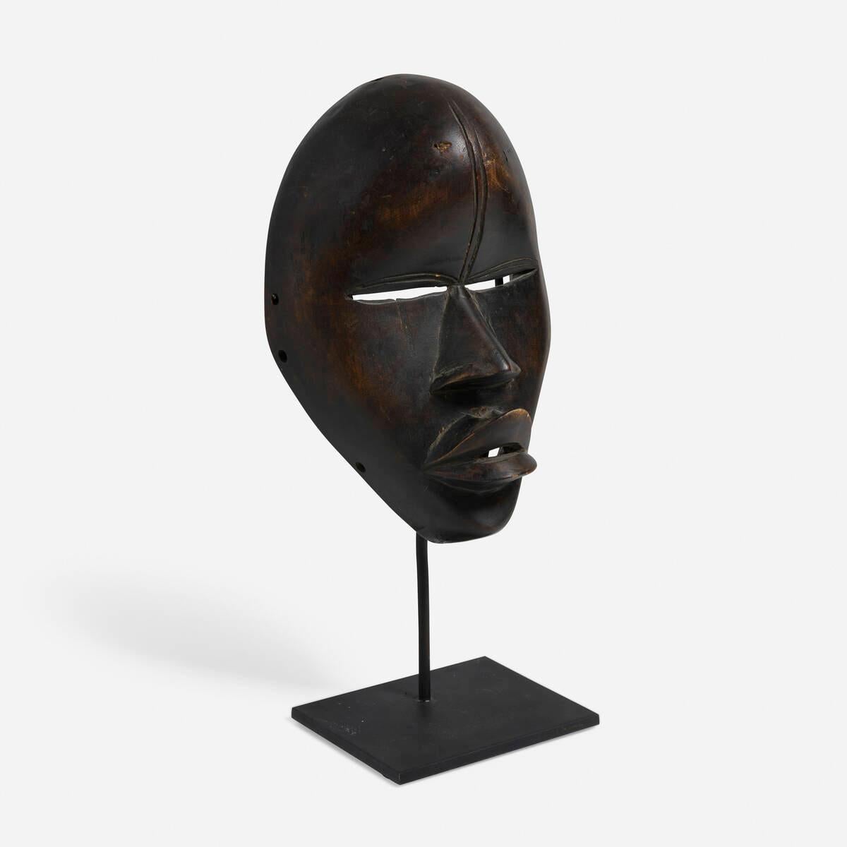 Tribal Masque de démêlage Refined Dan aux traits classiques et allongés, Libéria/Côte d'Ivoire en vente