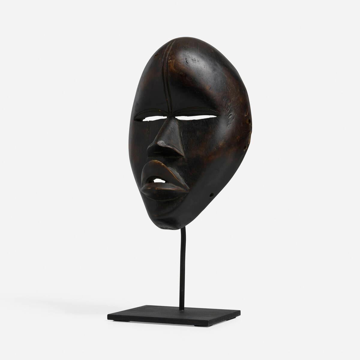 Sculpté à la main Masque de démêlage Refined Dan aux traits classiques et allongés, Libéria/Côte d'Ivoire en vente
