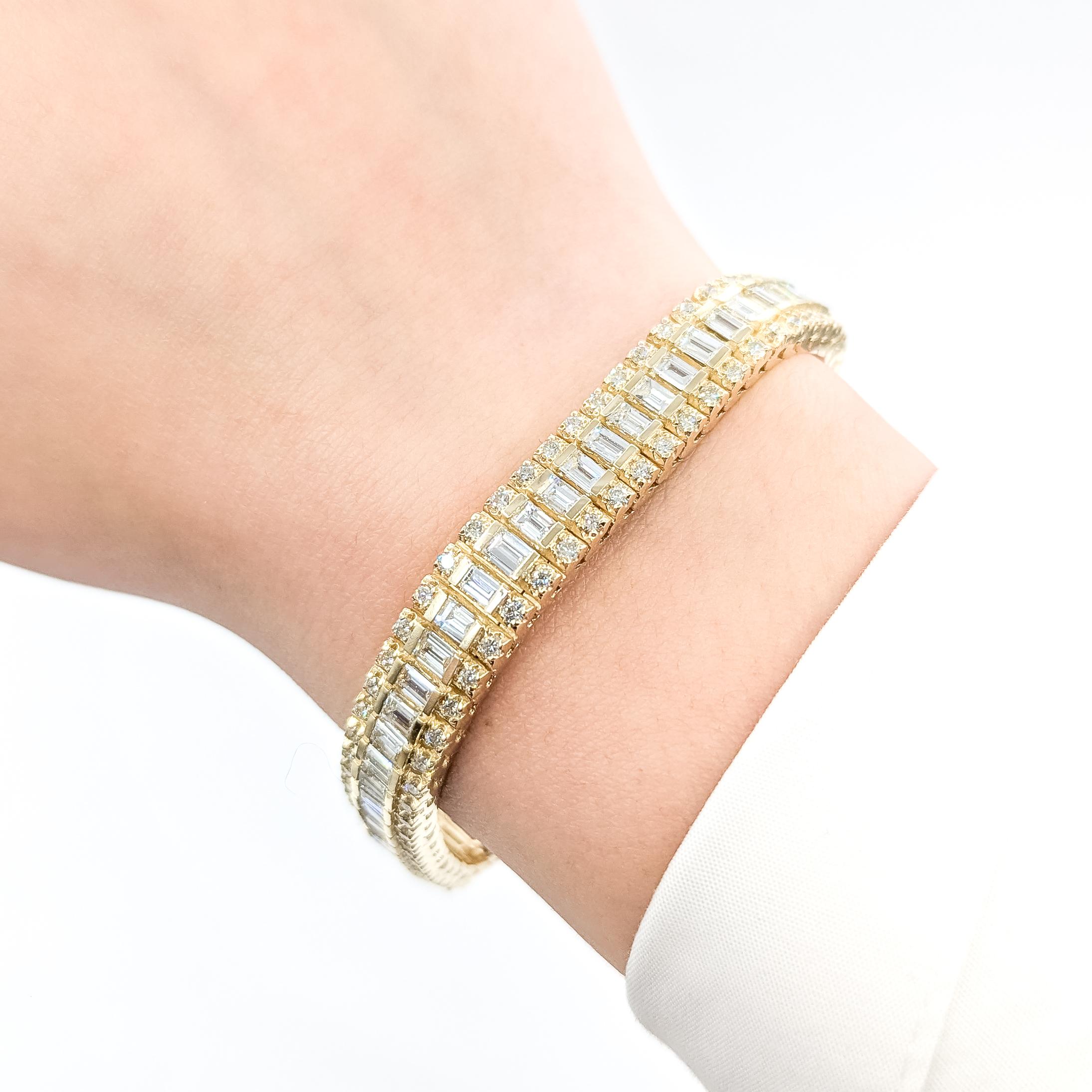Pulsera Ferrocarril de Diamantes Refinados en Oro Amarillo de 14k

Esta pulsera está elaborada en oro amarillo de 14 quilates y muestra una impresionante combinación de diamantes baguette y redondos dispuestos en un clásico patrón de ferrocarril. La