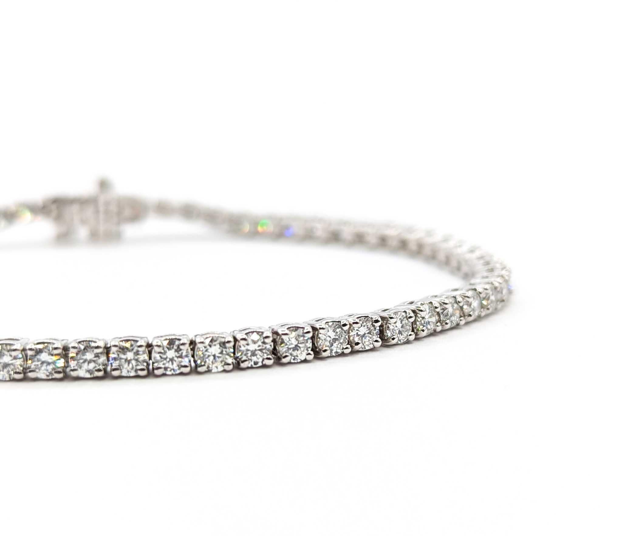 Esta refinada pulsera tenis está elaborada en oro blanco de 14 quilates y luce 2,50 quilates de peso total de diamantes redondos de talla brillante. Cada diamante está engastado individualmente en un seguro engaste de cuatro puntas, lo que permite