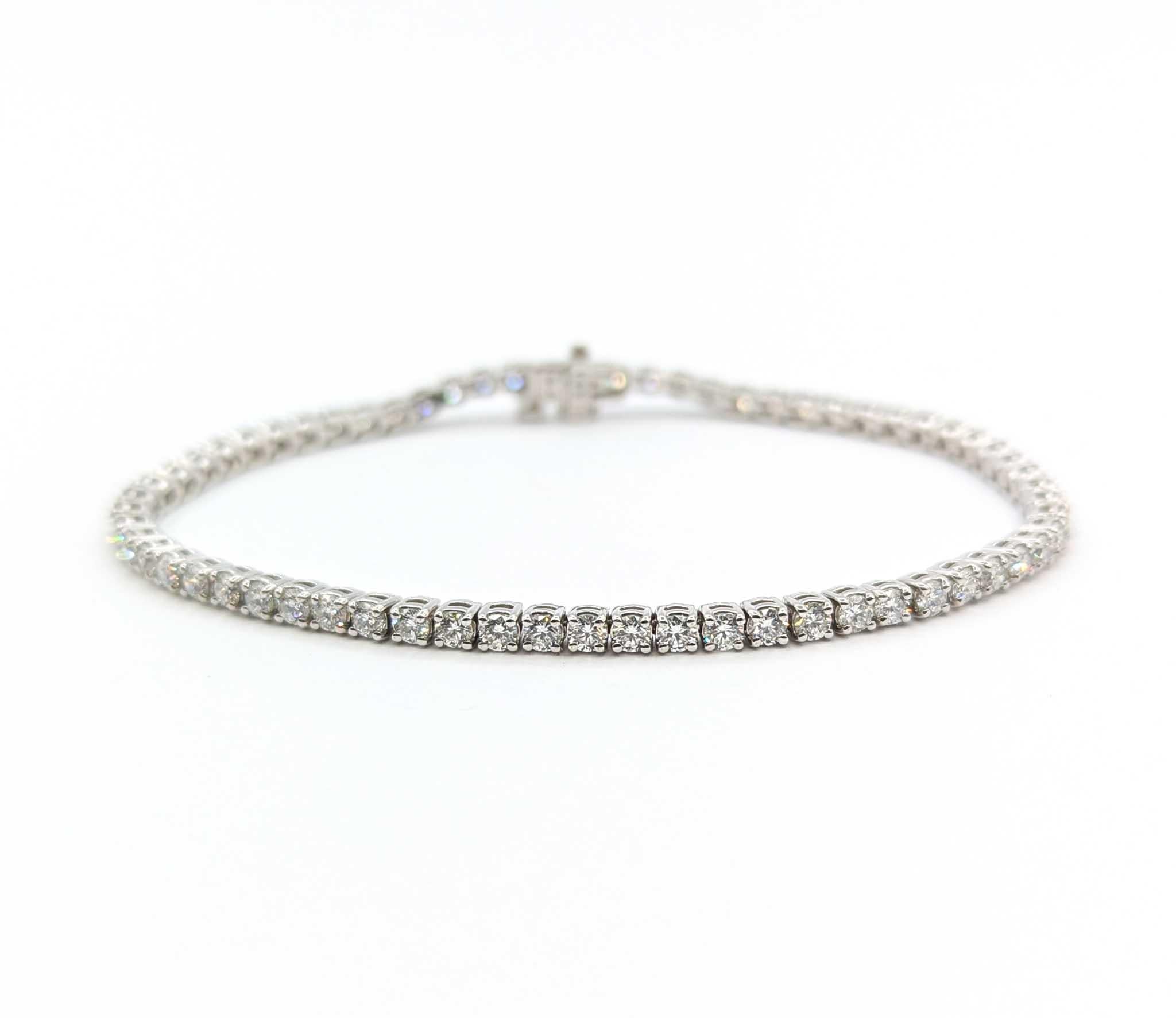 Pulsera de Tenis de Diamantes Refinados en Oro Blanco de 14k en Excelente estado para la venta en Bloomington, MN