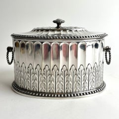 Refinada galletera de metal de principios del siglo XX de Christofle, Francia