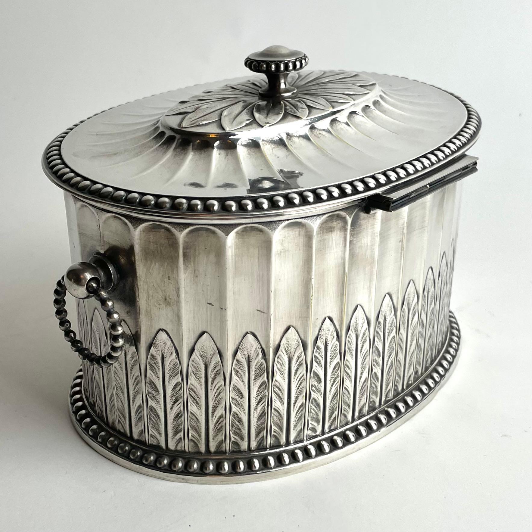 20ième siècle Boîte à biscuits en métal Gallia du début du 20e siècle par Christofle, France en vente