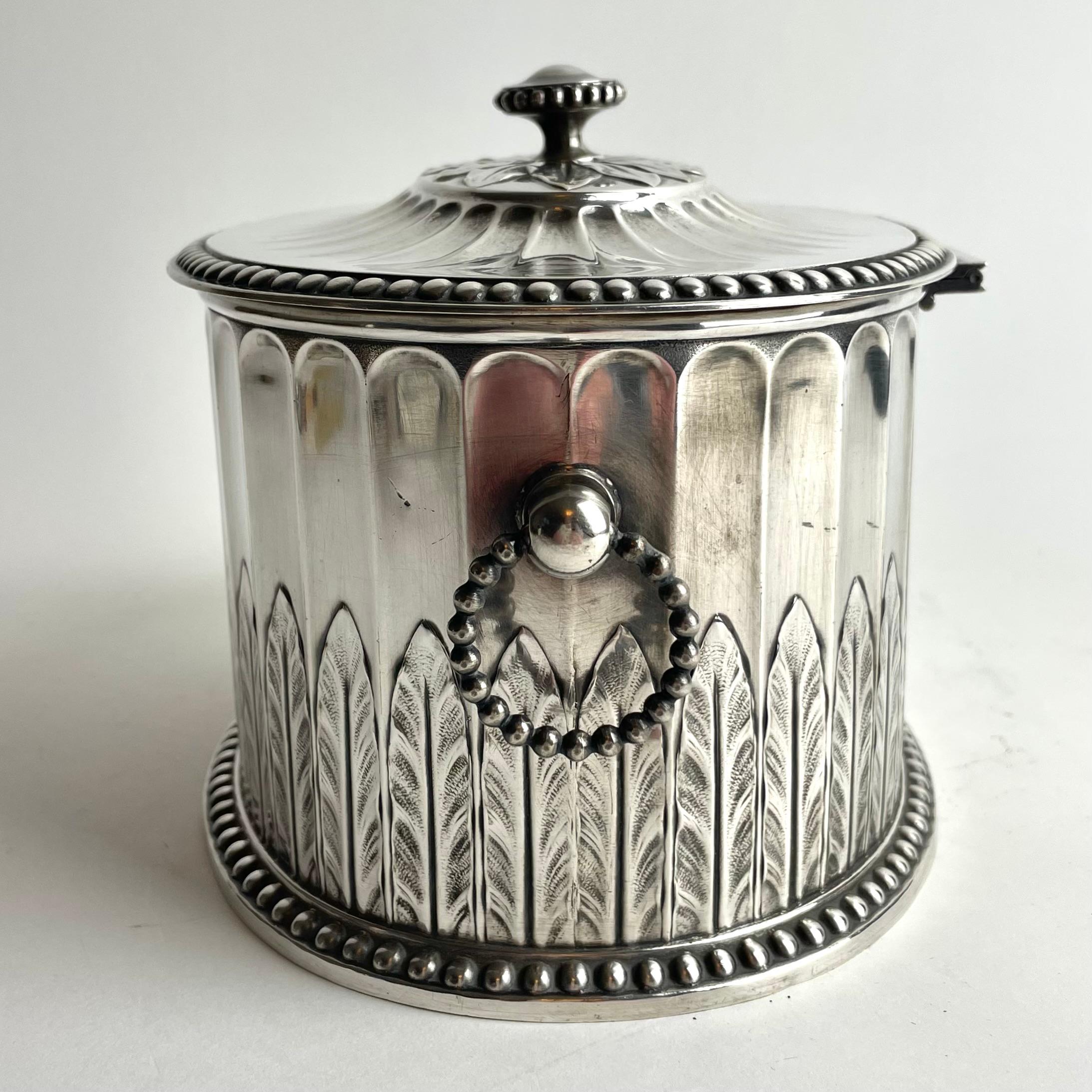 Plaqué argent Boîte à biscuits en métal Gallia du début du 20e siècle par Christofle, France en vente