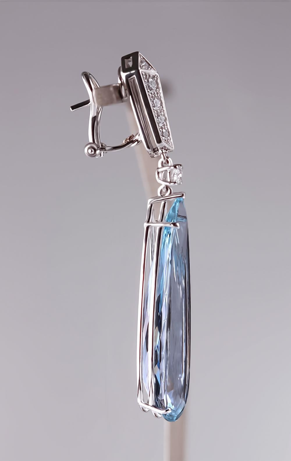 Refined Elegance: 20.50ct Aquamarines & Diamond 18kt White Gold Earrings In New Condition For Sale In Lugano, CH