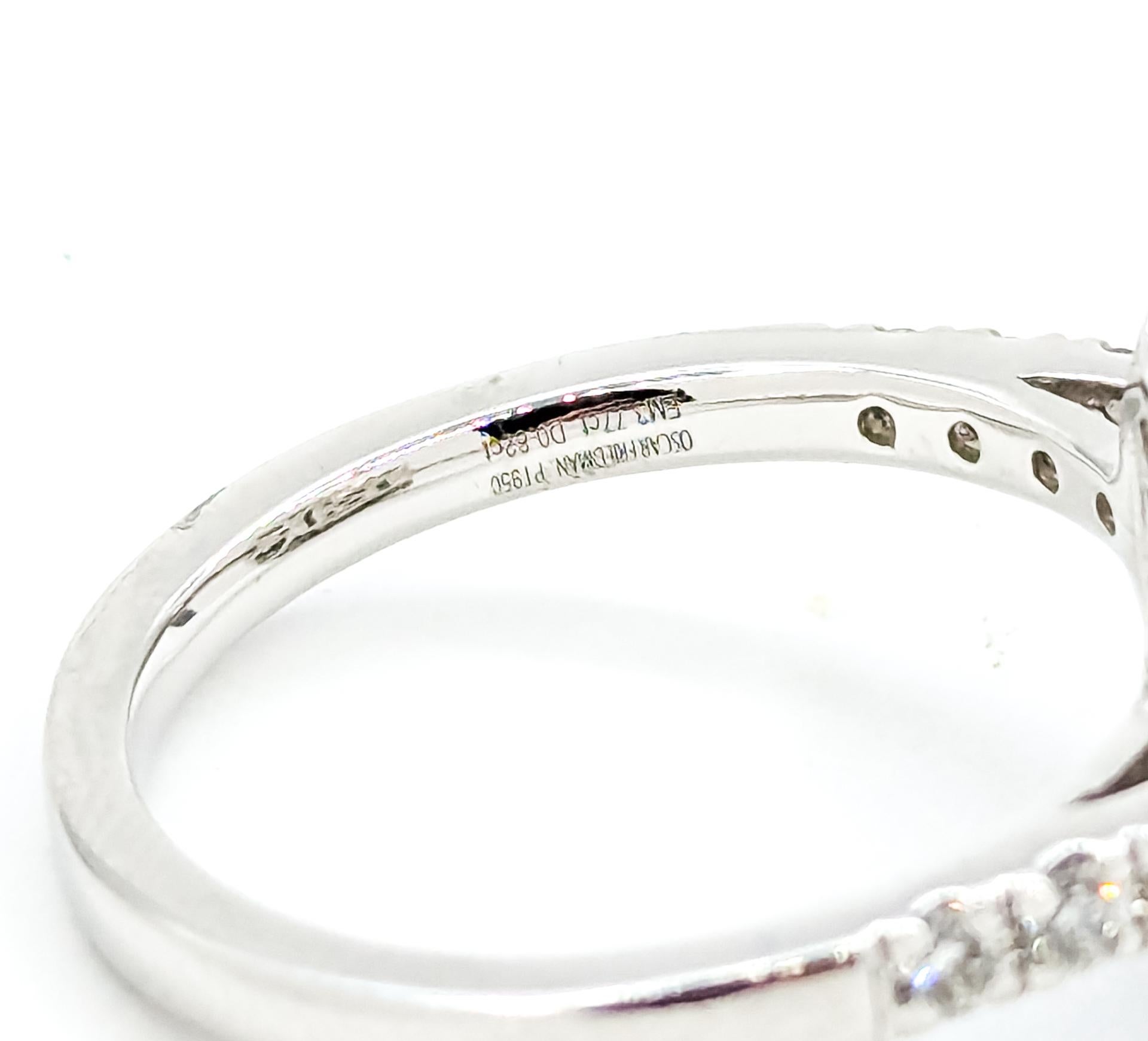 Anillo de cóctel refinado con halo de esmeraldas y diamantes en platino en venta 4