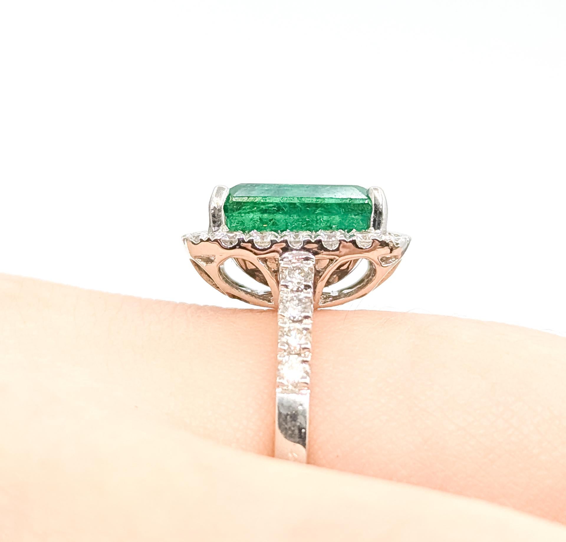 Anillo de cóctel refinado con halo de esmeraldas y diamantes en platino Corte esmeralda en venta