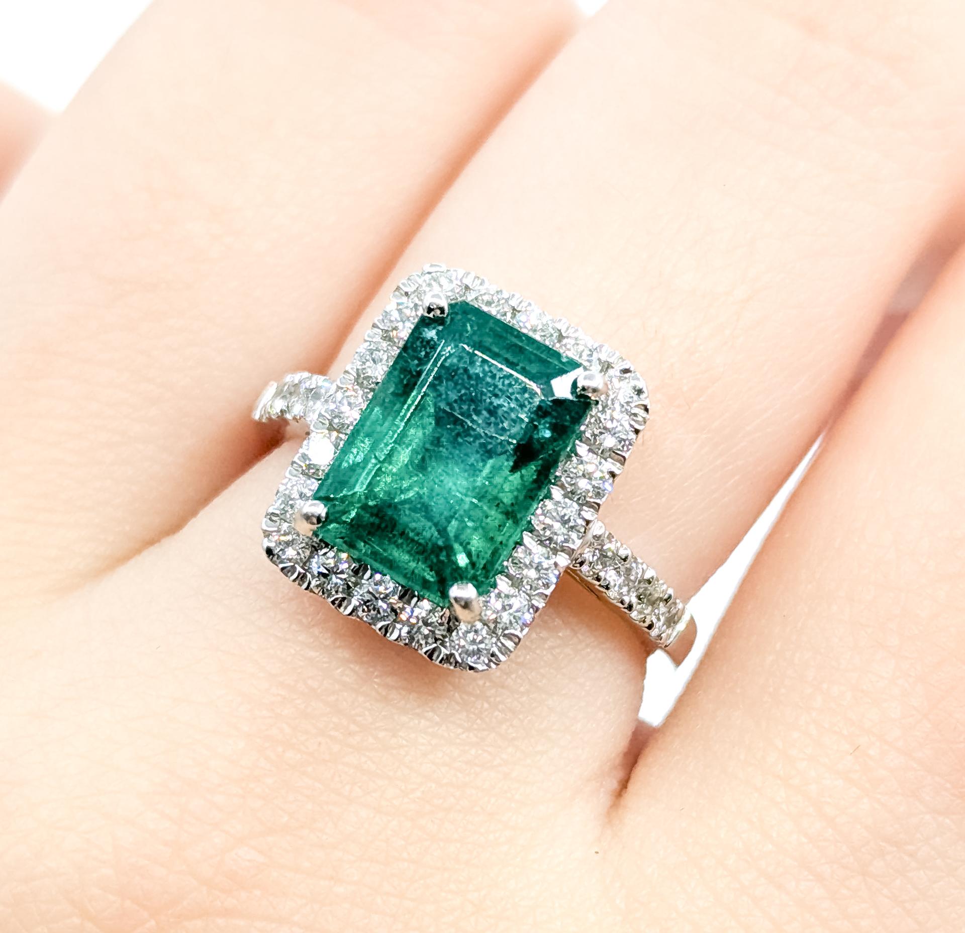 Anillo de cóctel refinado con halo de esmeraldas y diamantes en platino en Excelente estado para la venta en Bloomington, MN