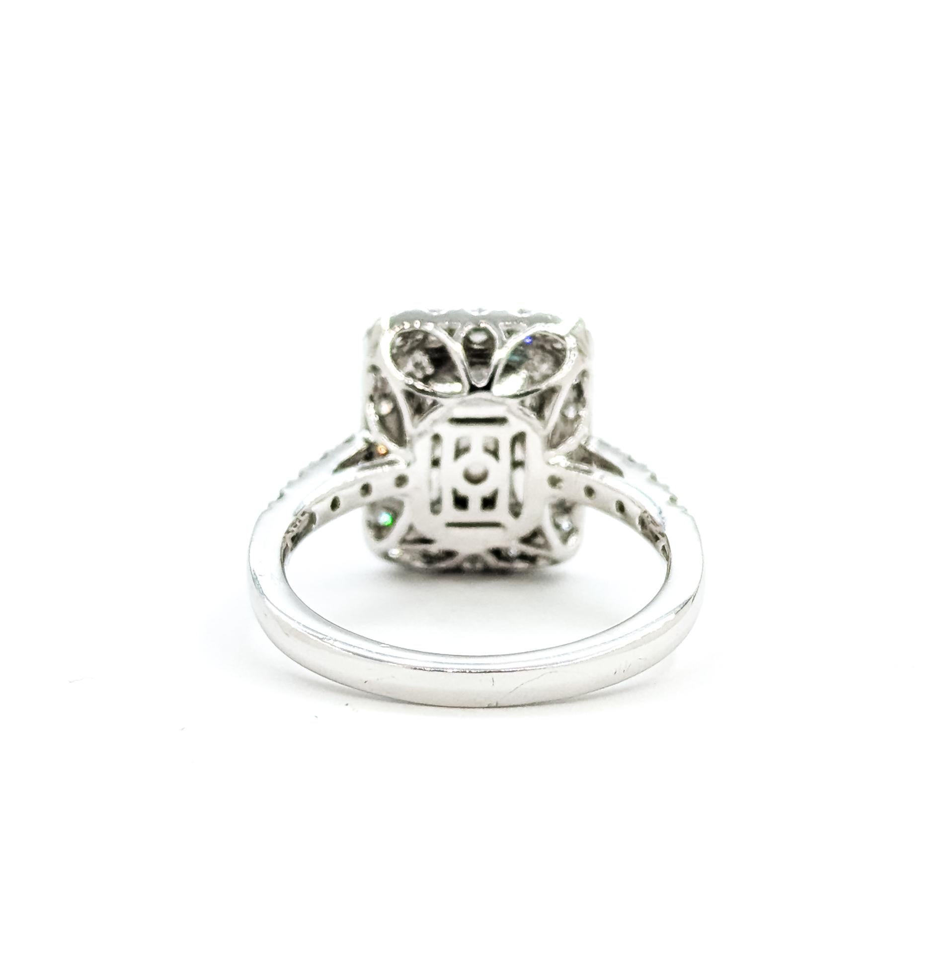 Anillo de cóctel refinado con halo de esmeraldas y diamantes en platino en venta 2