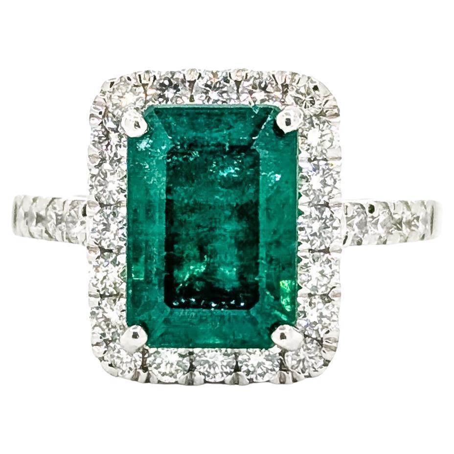 Raffinato anello cocktail con smeraldo e diamante a raggiera in platino