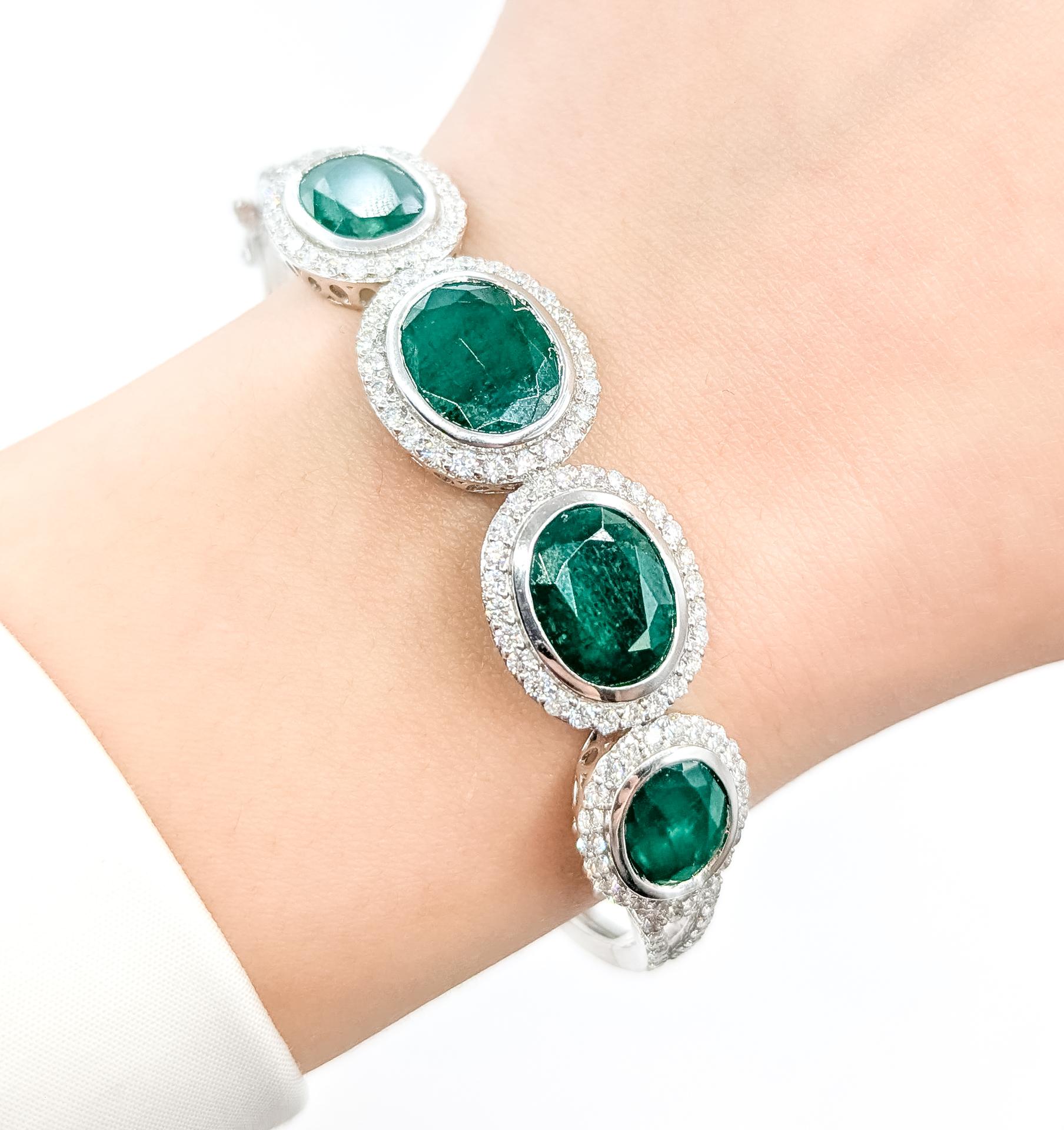 Bracelet à charnière en platine avec émeraudes et diamants

Ce bracelet est réalisé en platine et présente des émeraudes serties encadrées par des halos de diamants, disposées dans un design classique de bracelet à charnière. Les émeraudes