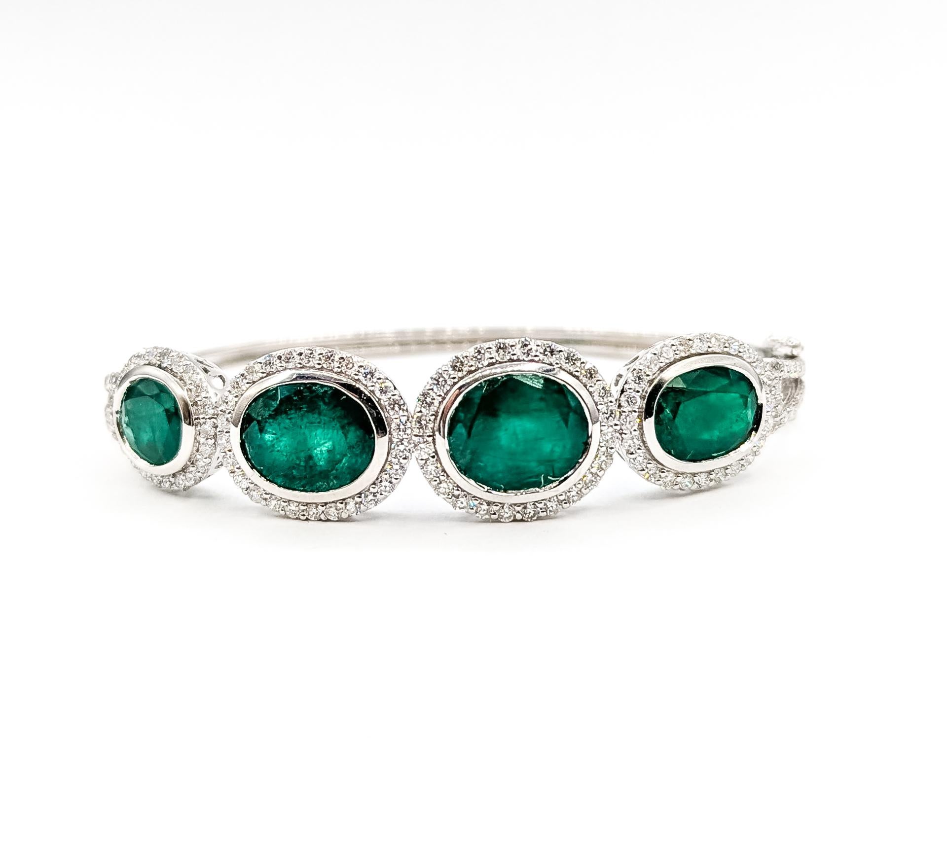 Bracelet à charnière en platine avec émeraudes et diamants Pour femmes en vente