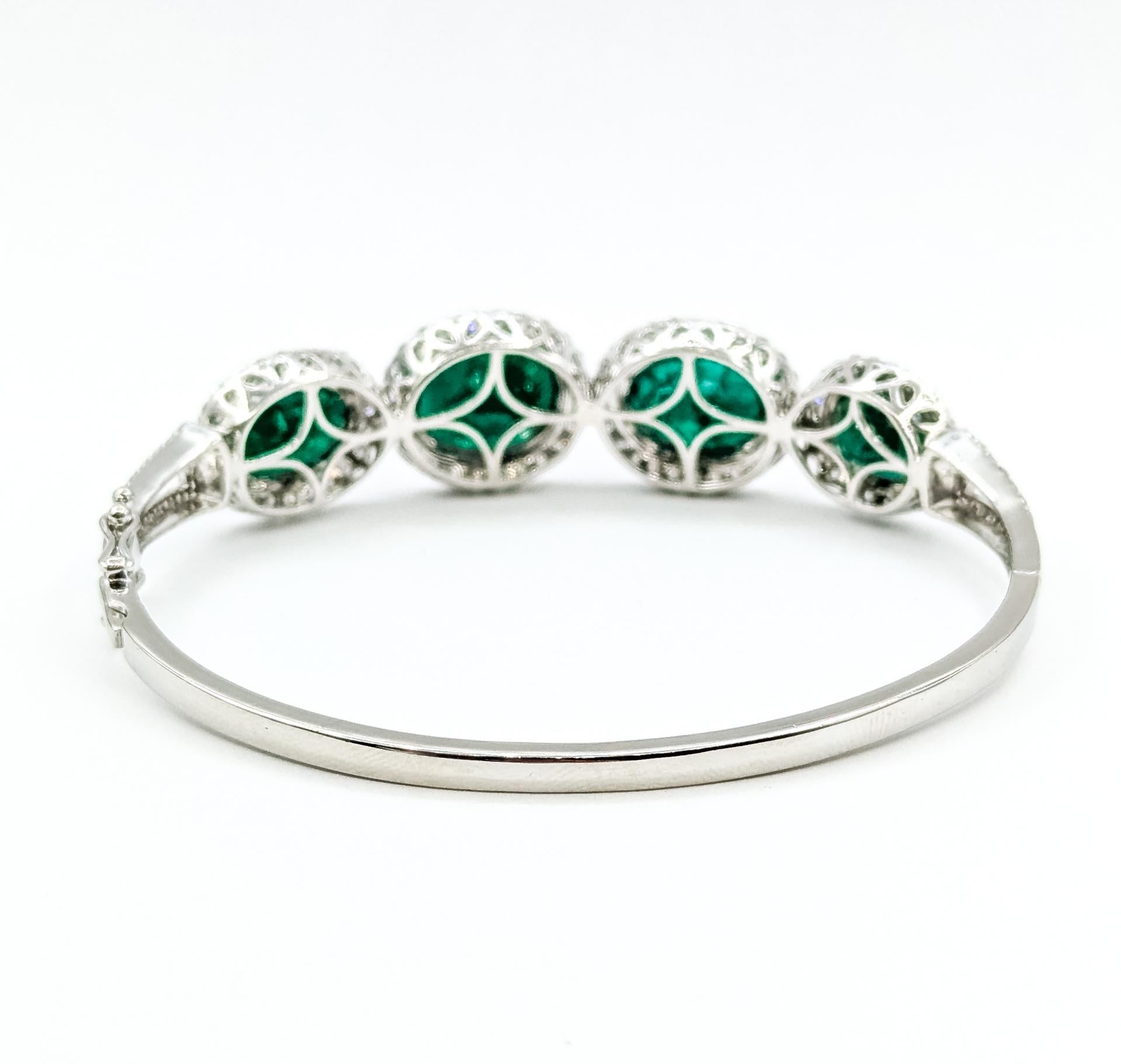 Bracelet à charnière en platine avec émeraudes et diamants en vente 3