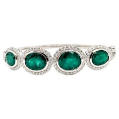 Bracelet à charnière en platine avec émeraudes et diamants