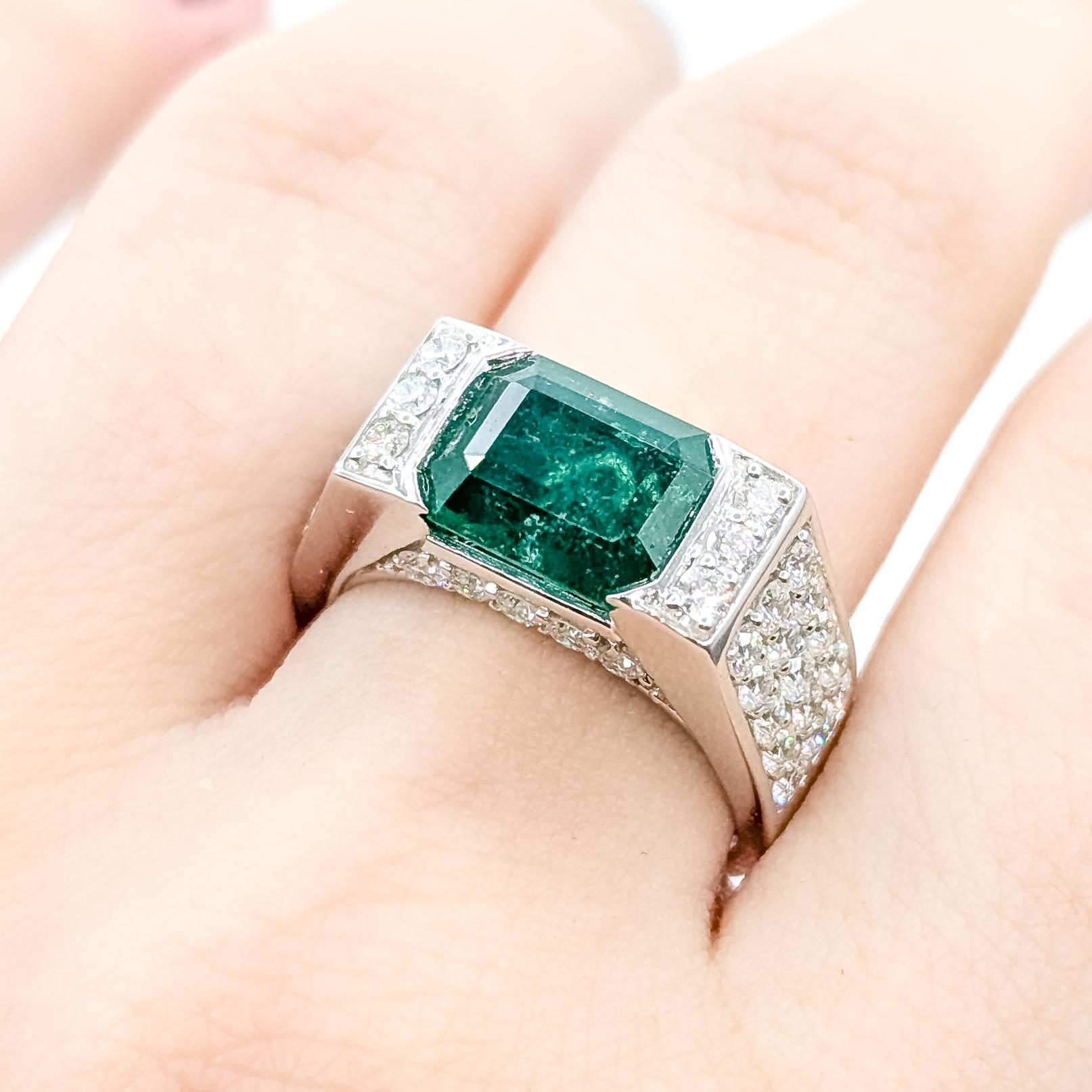 Taglio smeraldo Raffinato anello con smeraldo e diamante in oro bianco 18 carati in vendita