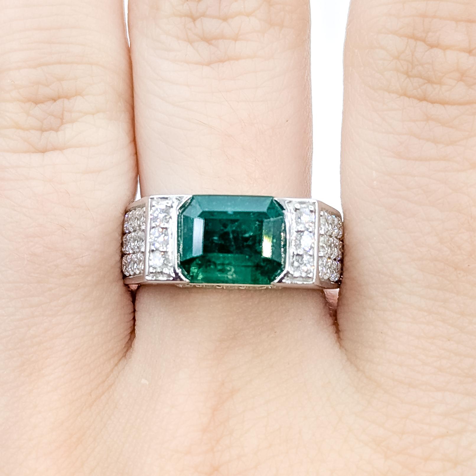 Raffinato anello con smeraldo e diamante in oro bianco 18 carati In condizioni ottime in vendita a Bloomington, MN