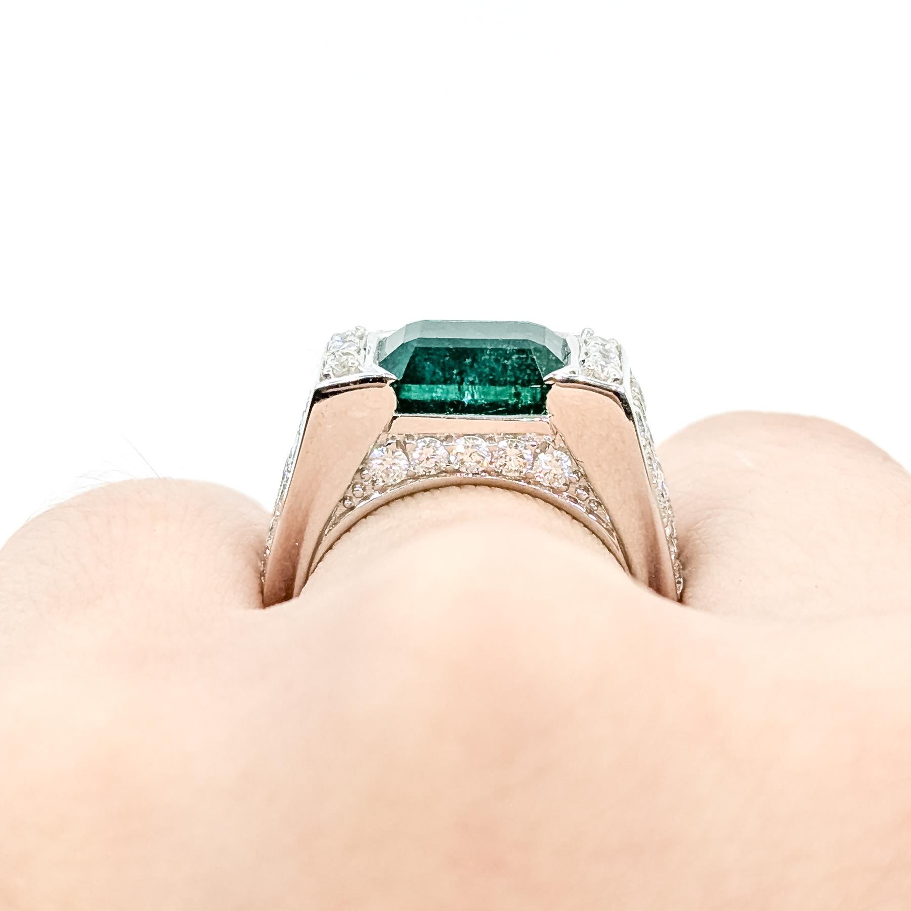 Raffinato anello con smeraldo e diamante in oro bianco 18 carati in vendita 1