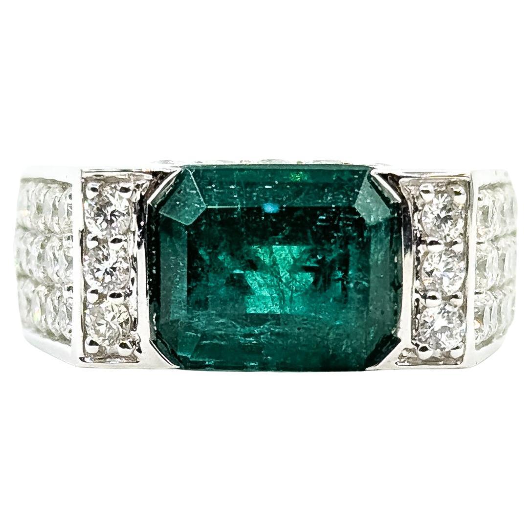 Raffinato anello con smeraldo e diamante in oro bianco 18 carati