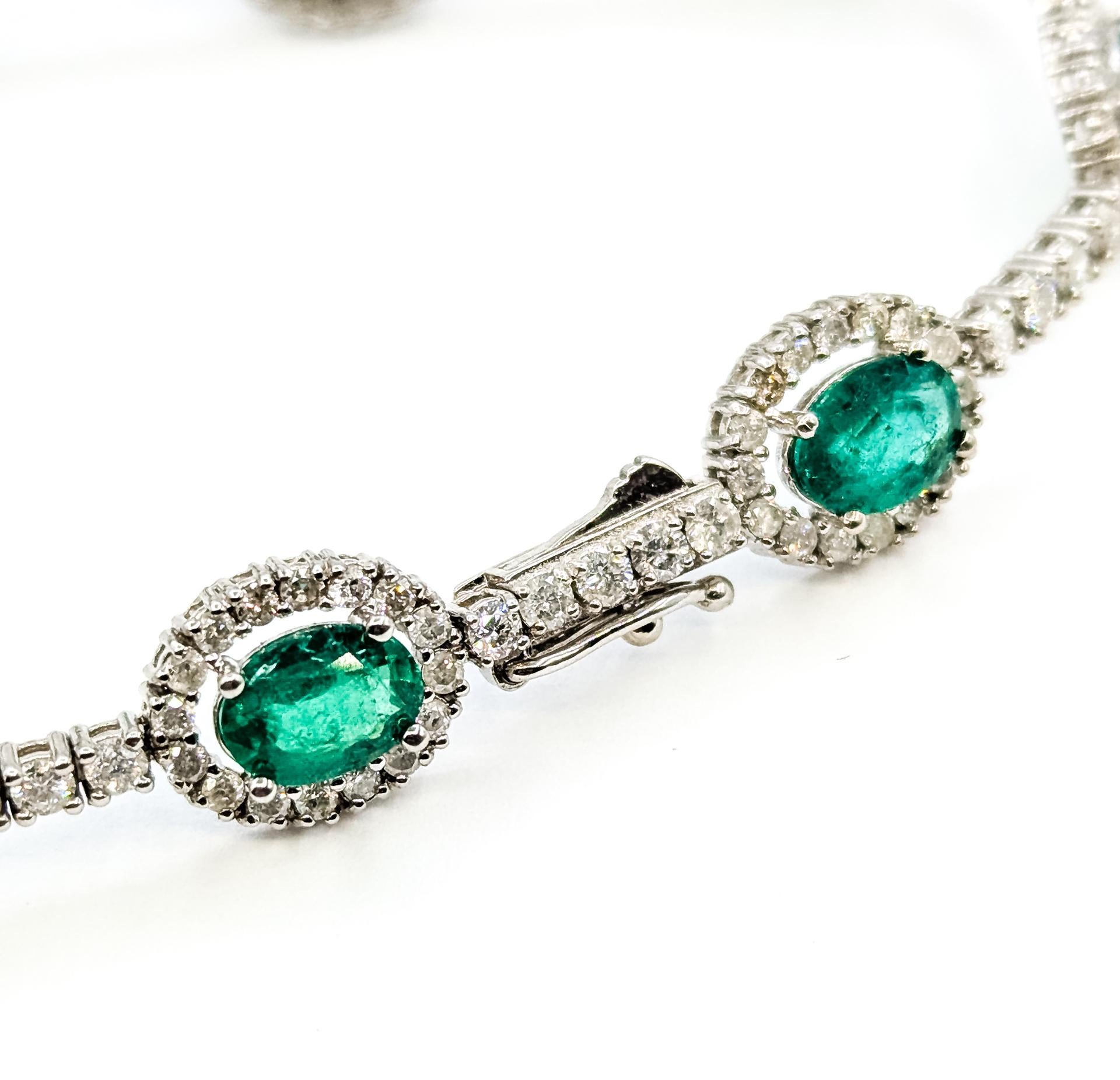 Pulsera refinada con aureola de esmeralda en oro blanco de 14 quilates en venta 5