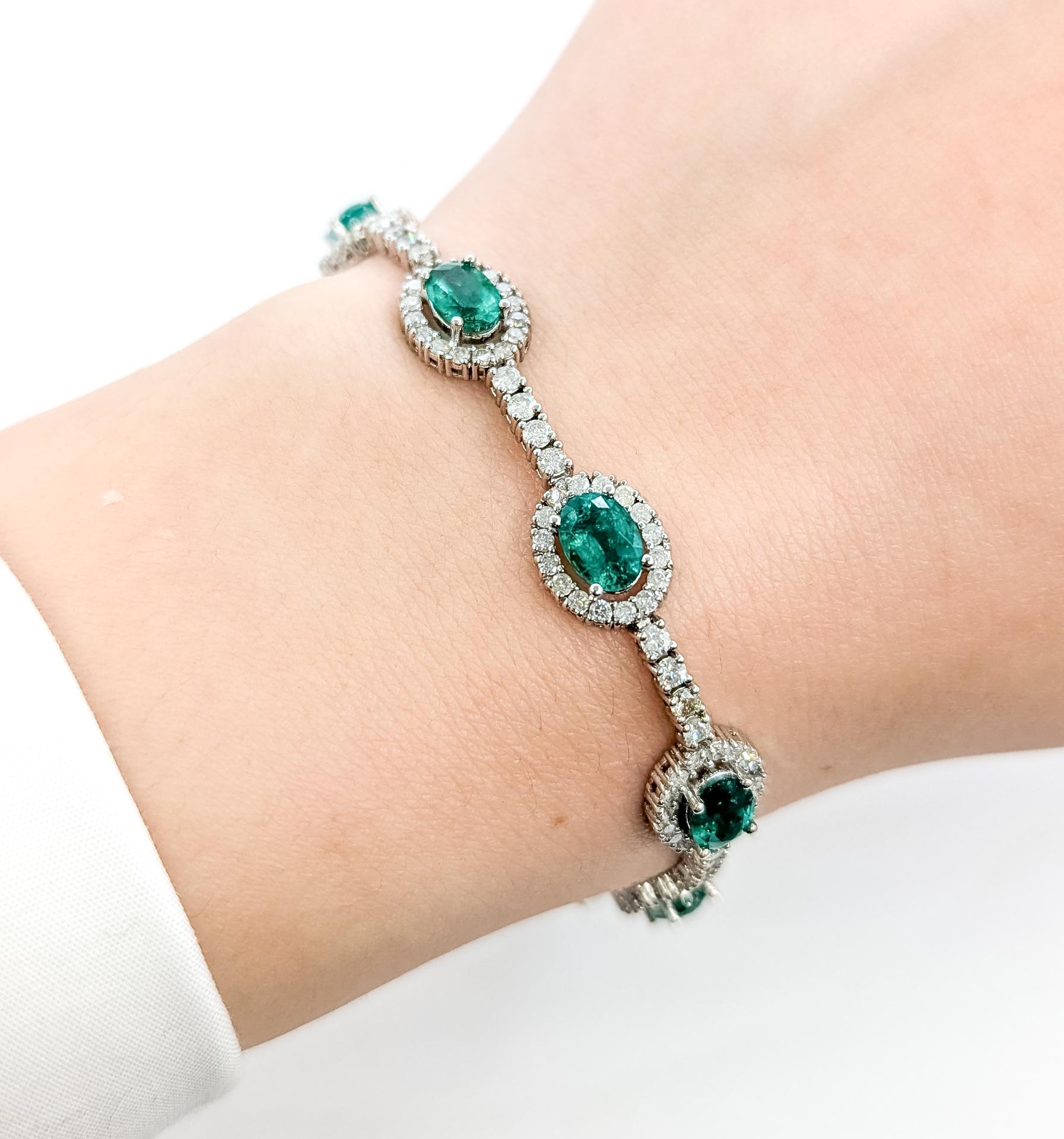 Pulsera refinada con aureola de esmeralda en oro blanco de 14 quilates

Esta pulsera está fabricada en oro blanco de 14 quilates y lleva esmeraldas engastadas en forma de halo alternado con un diseño tipo tenis. Las esmeraldas suman 6,76 quilates,