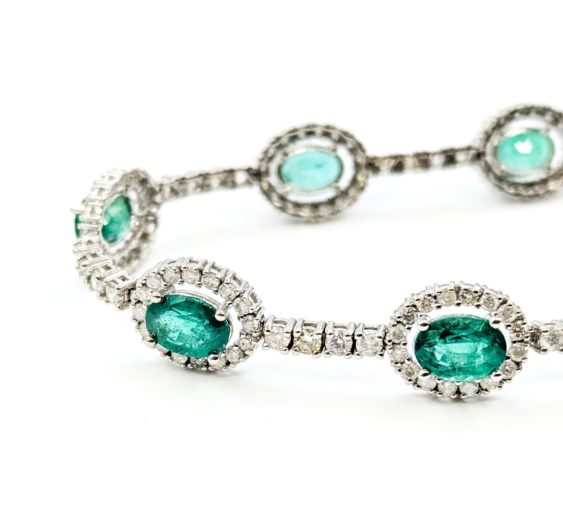 Pulsera refinada con aureola de esmeralda en oro blanco de 14 quilates Contemporáneo en venta