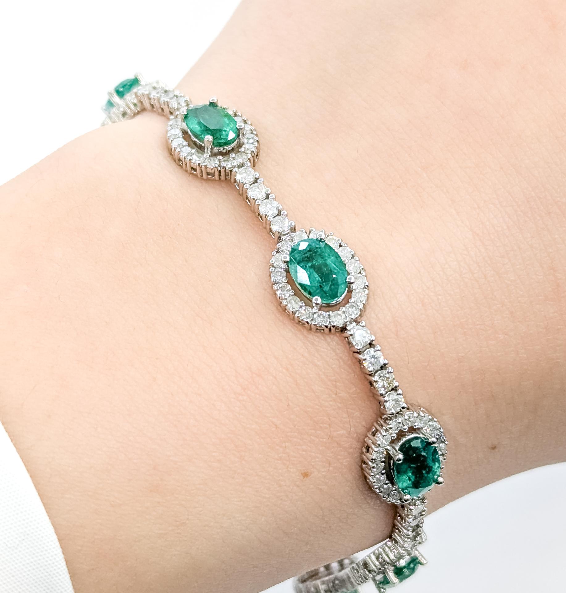 Pulsera refinada con aureola de esmeralda en oro blanco de 14 quilates en Excelente estado para la venta en Bloomington, MN