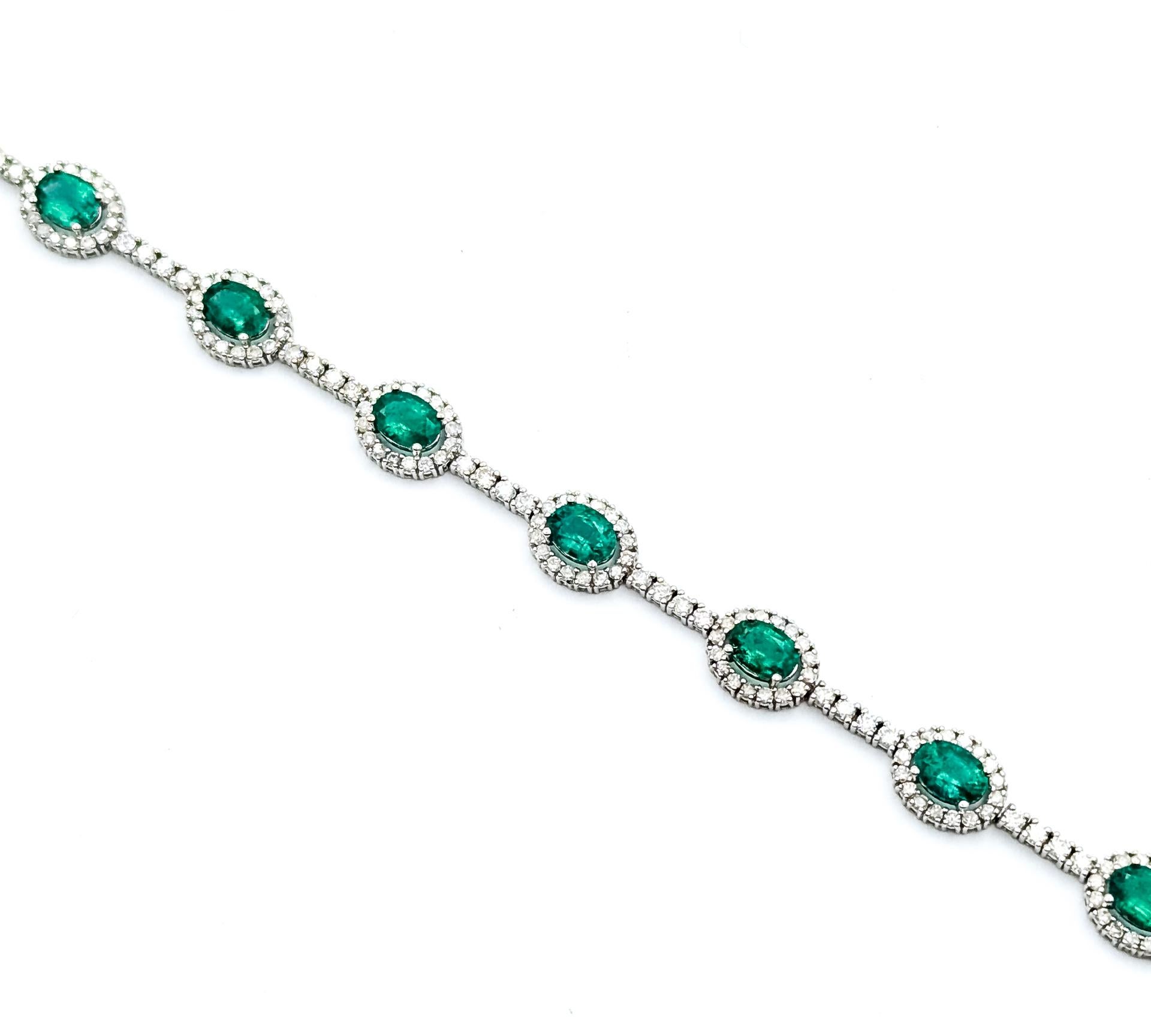 Pulsera refinada con aureola de esmeralda en oro blanco de 14 quilates en venta 1