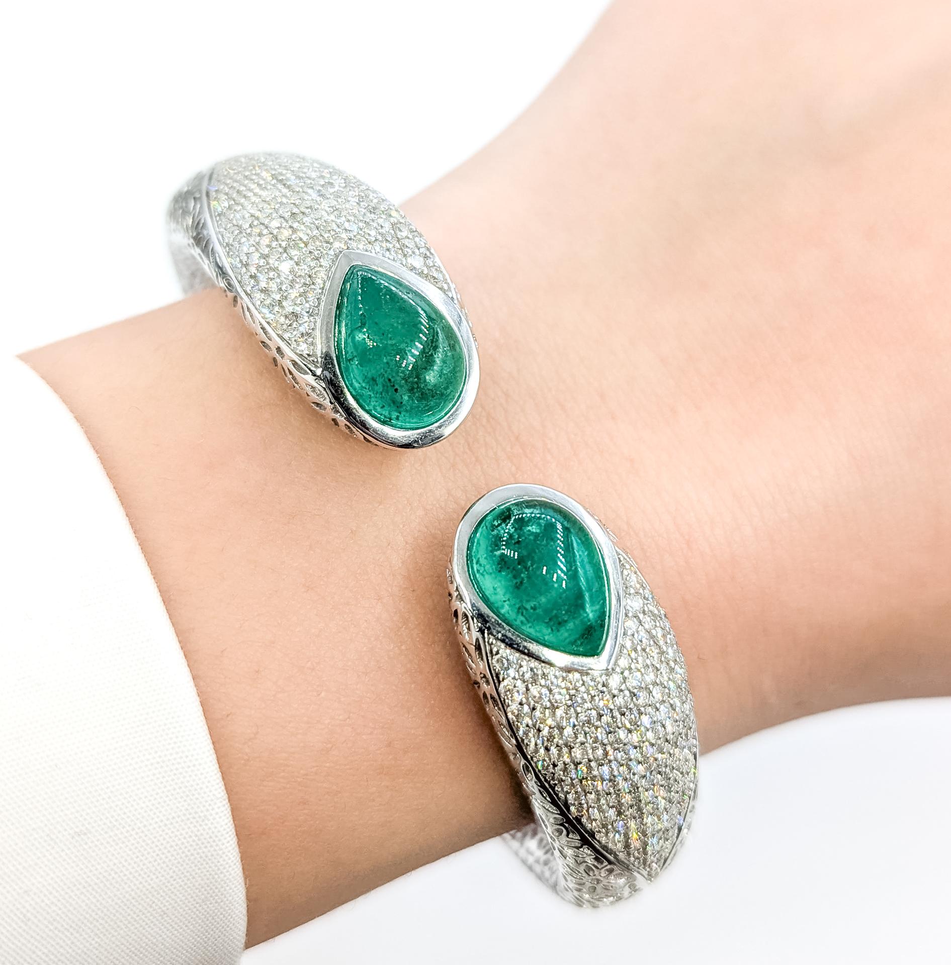 Bracelet à charnière en or blanc 14k avec émeraude raffinée

Ce bracelet est réalisé en or blanc 14k et présente des cabochons d'émeraudes sertis en chaton, accentués par des diamants pavés le long du bracelet fuselé. Les émeraudes totalisent 7,38