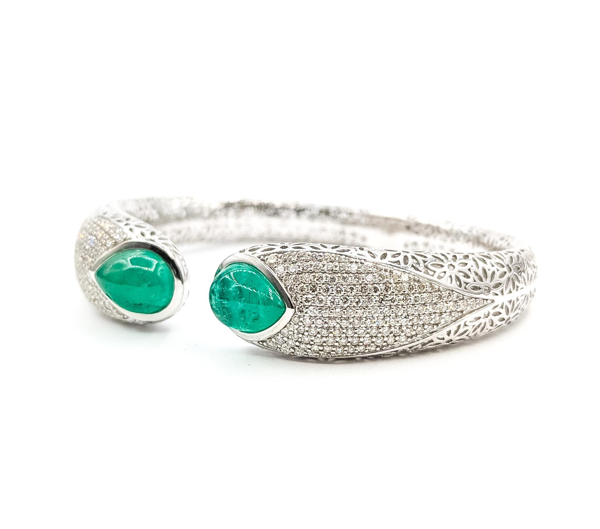 Taille cabochon Bracelet à charnière en or blanc 14k avec émeraude raffinée en vente