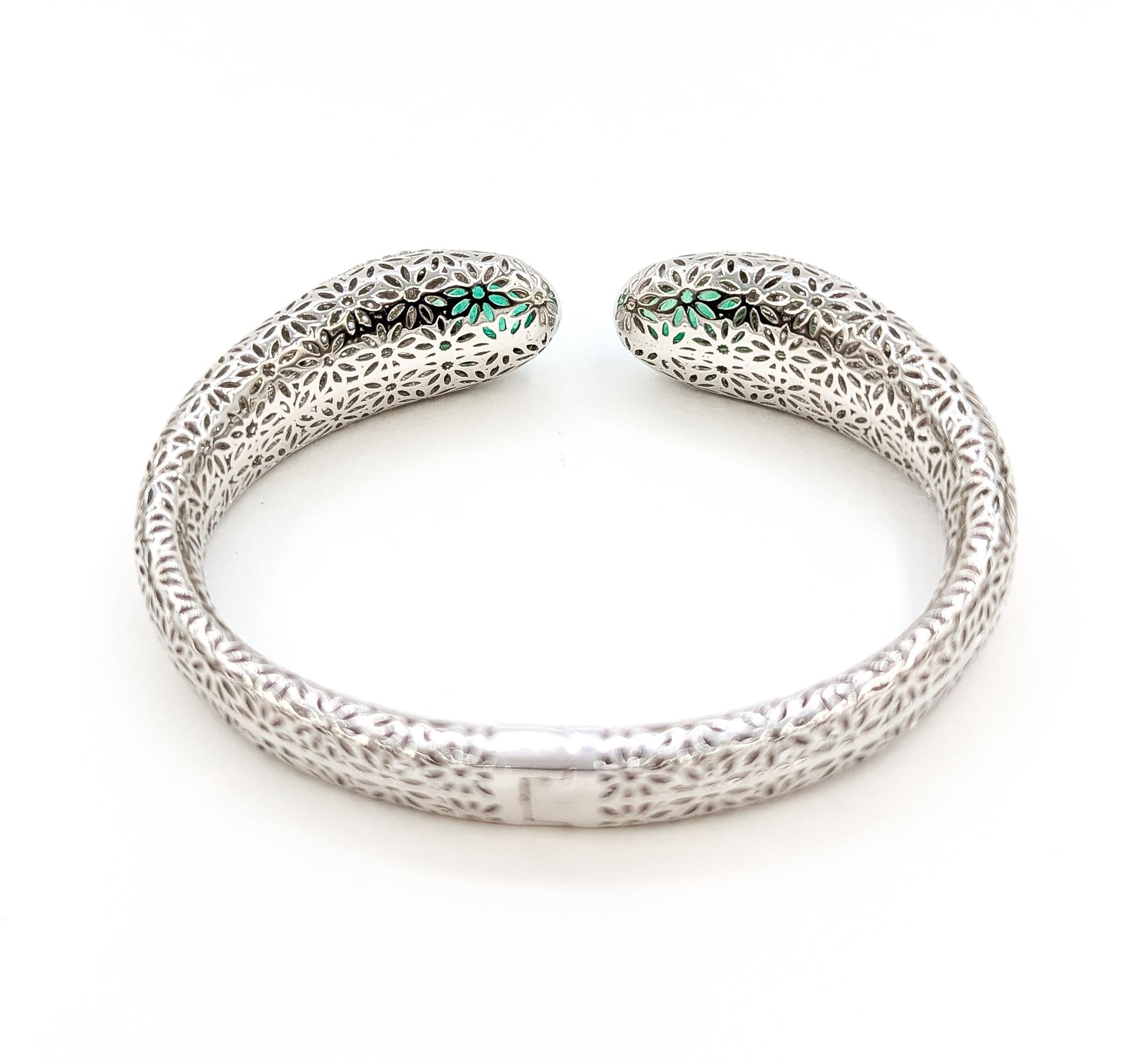 Bracelet à charnière en or blanc 14k avec émeraude raffinée en vente 1