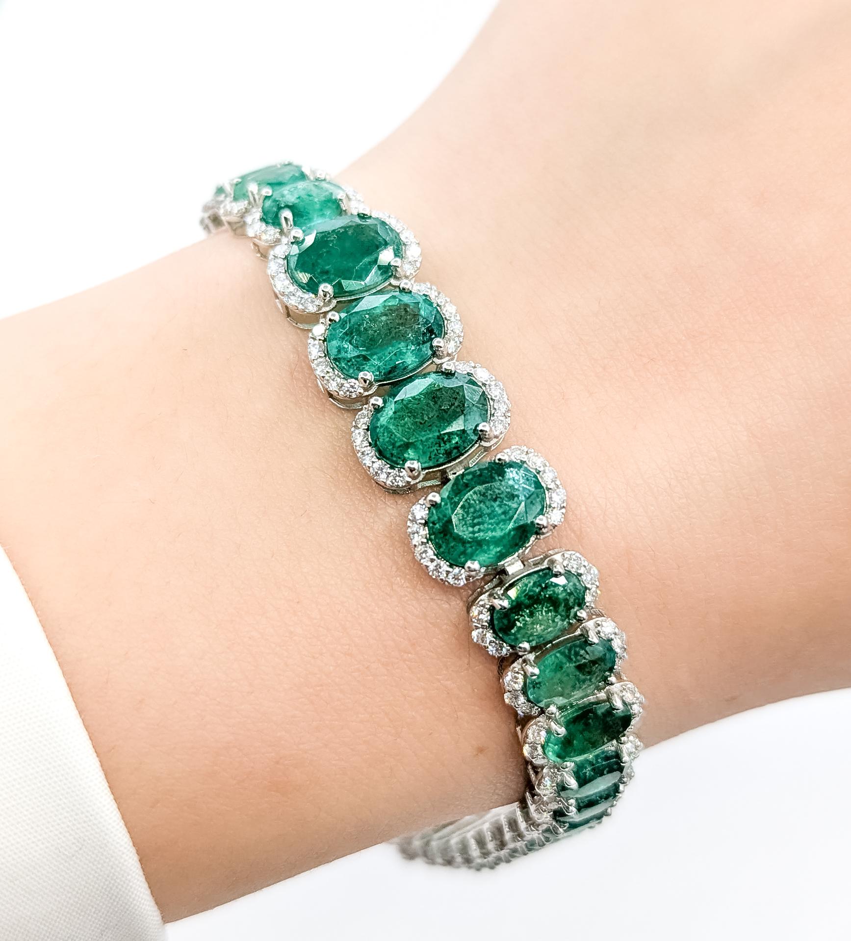 Bracelet à maillons ovales en platine avec émeraude raffinée

Ce bracelet est réalisé en platine et présente des émeraudes serties dans un maillage ovale. Les émeraudes totalisent 22,94 carats, offrant une couleur verte vibrante dans chaque