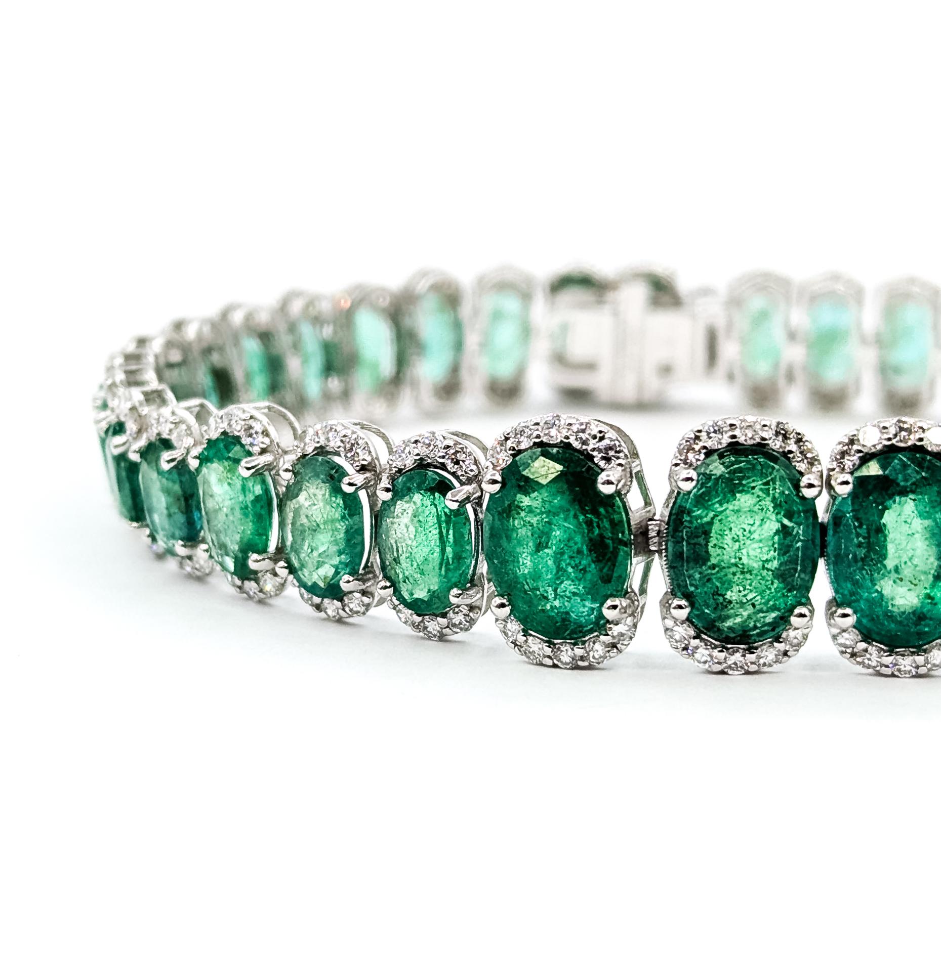 Contemporain Bracelet à maillons ovales en platine avec émeraude raffinée en vente
