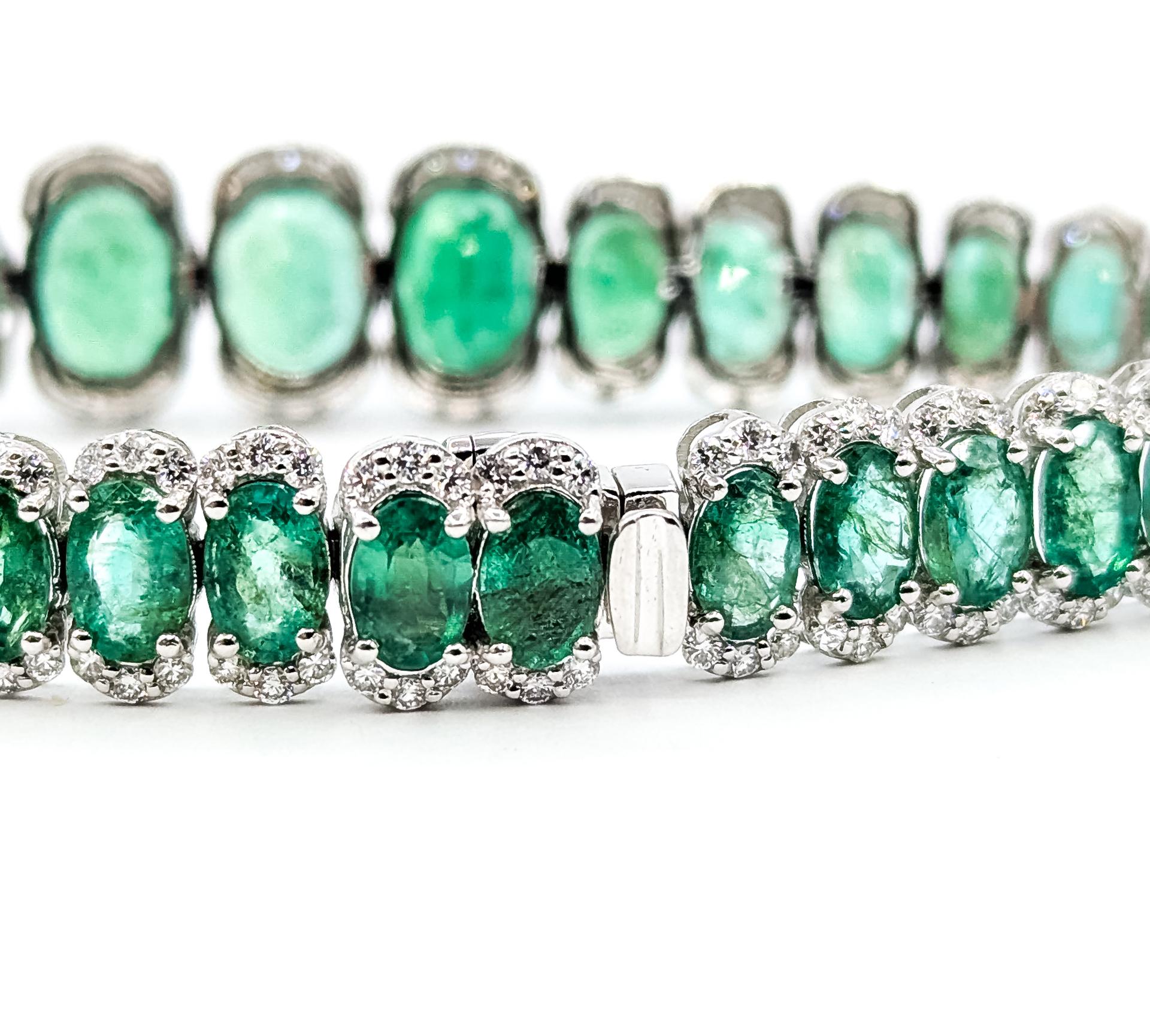 Bracelet à maillons ovales en platine avec émeraude raffinée en vente 1