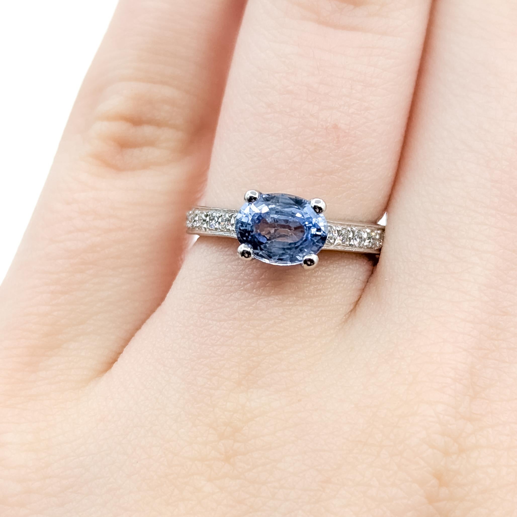 Bague de fiançailles raffinée en platine avec saphir bleu violet et diamant Pour femmes en vente
