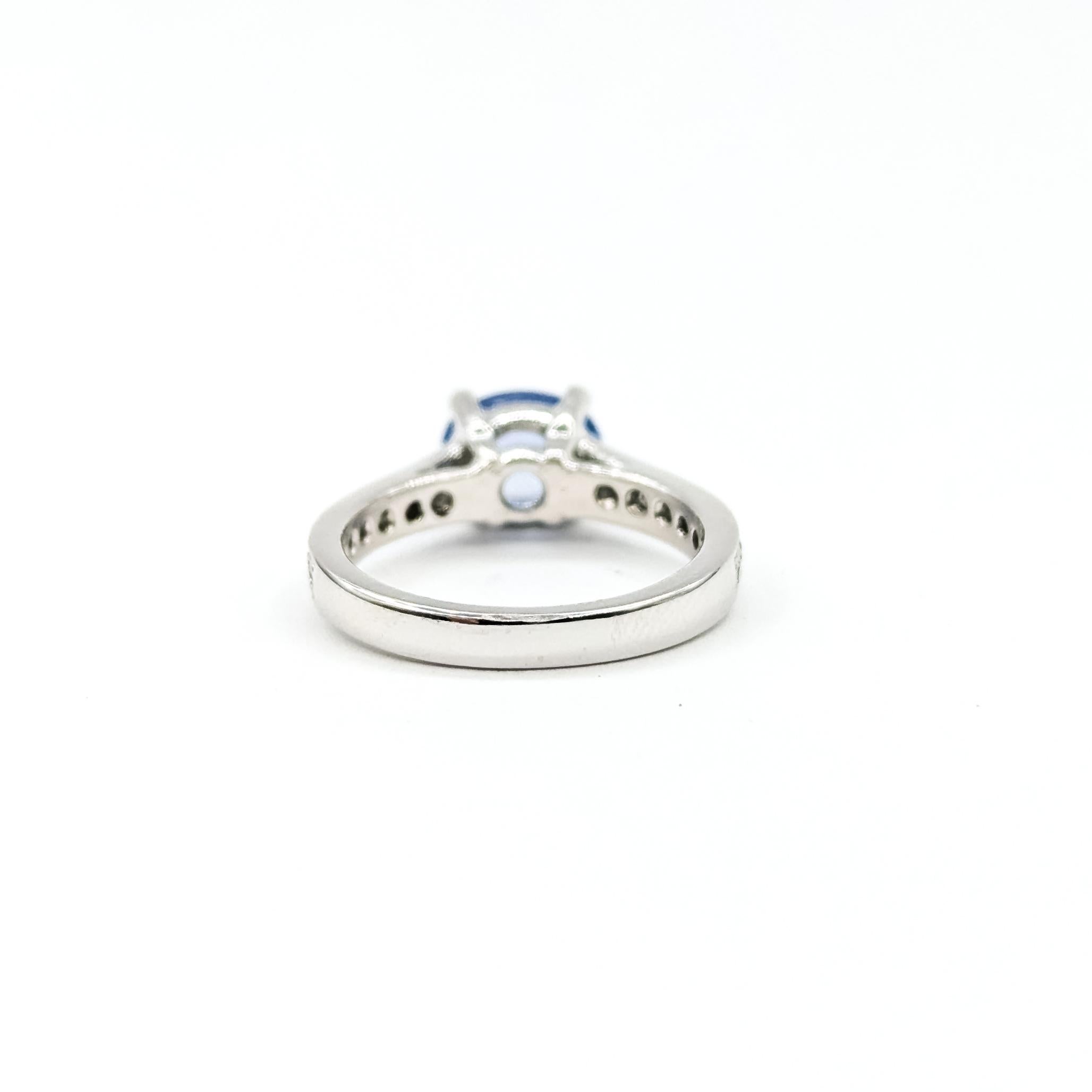 Bague de fiançailles raffinée en platine avec saphir bleu violet et diamant en vente 2