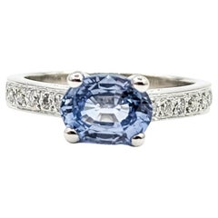 Raffinato anello di fidanzamento con zaffiro blu violaceo e diamante in platino