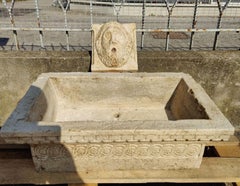 Lavabo in marmo rubino raffinato e finemente decorato, proveniente da Venezia, primi del XX secolo.