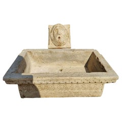 Lavabo in marmo rubino raffinato e finemente decorato, proveniente da Venezia, primi del XX secolo.