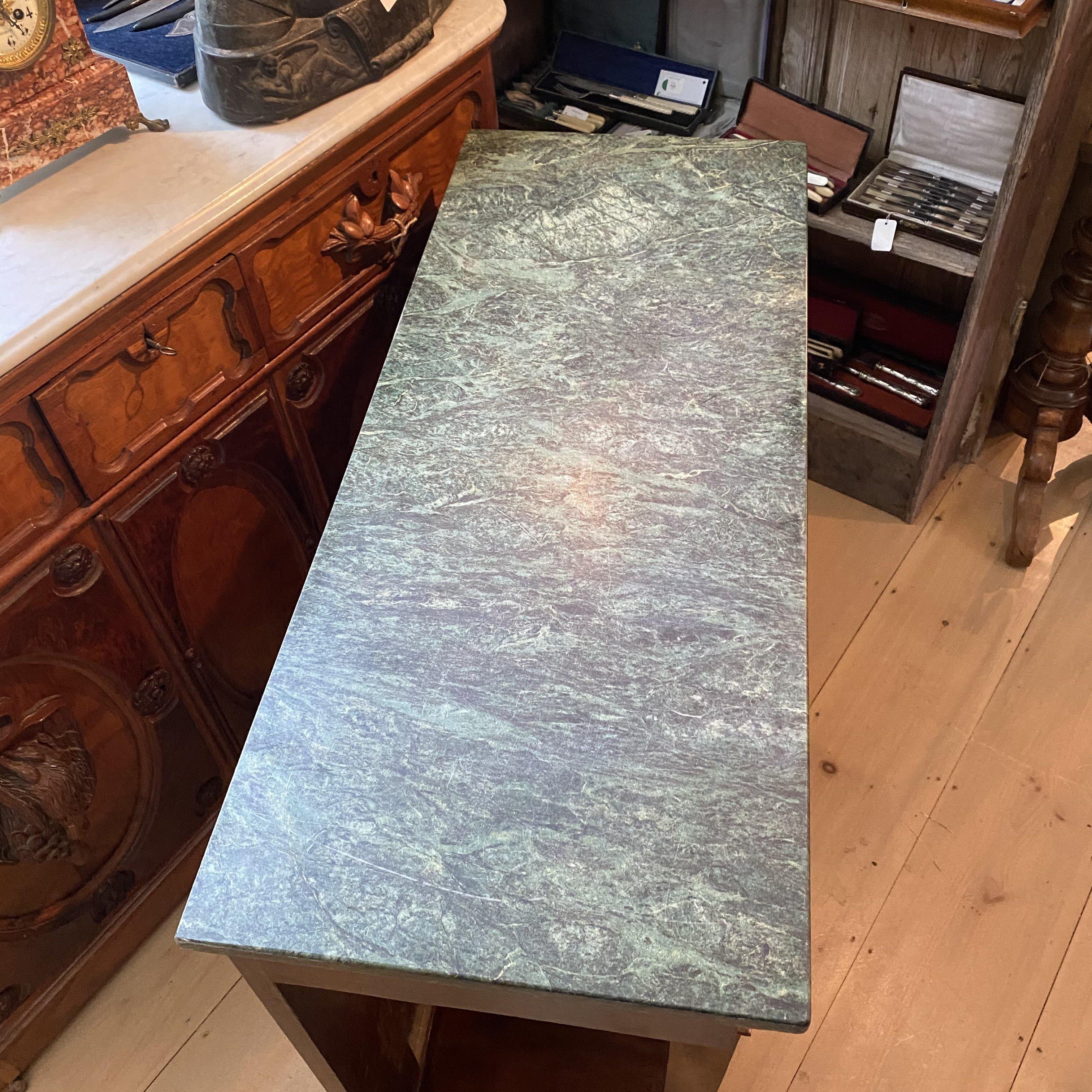 Table console néoclassique française raffinée en acajou avec plateau en marbre vert en vente 3