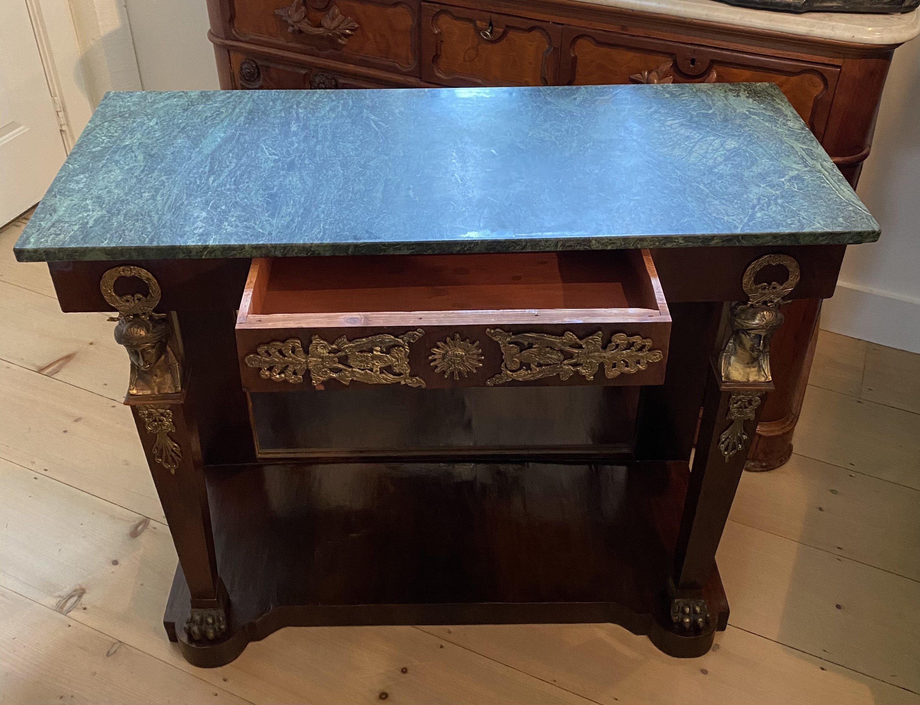 Néoclassique Table console néoclassique française raffinée en acajou avec plateau en marbre vert en vente