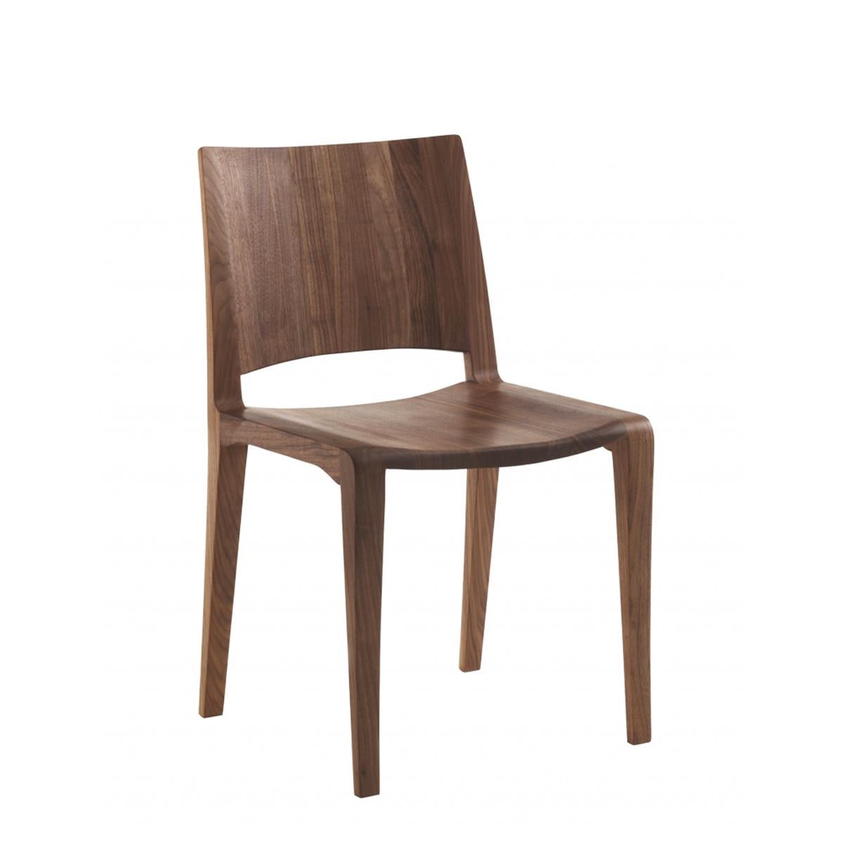 Chair Refined Full with structure in solid walnut wood,
wood treated with wax with natural pine extracts.
Also available in oak or in burnt finish, on request.