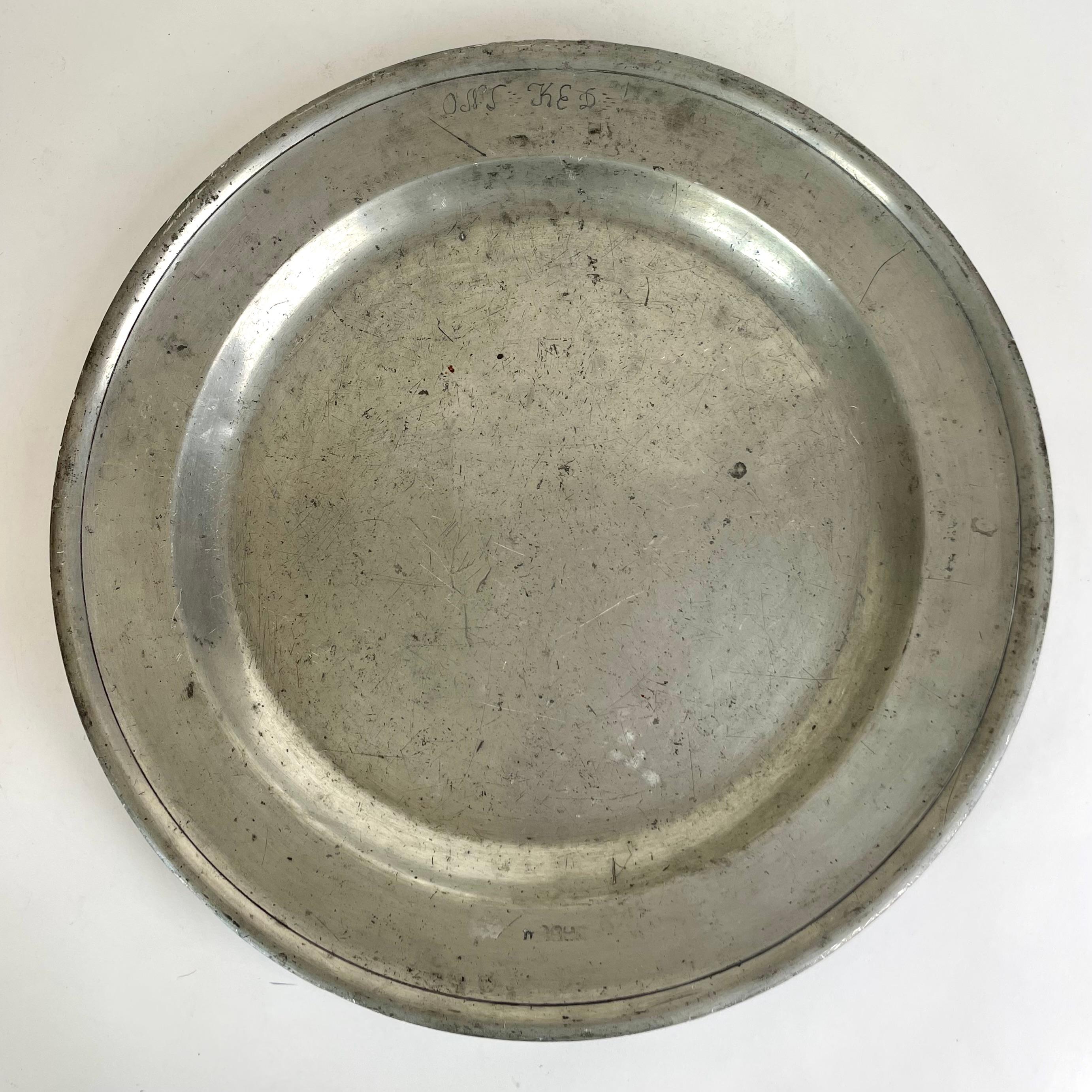 Refinada bandeja sueca de peltre de estilo Gustaviano, finales del siglo XVIII Suecia

Preciosa fuente de peltre del periodo sueco gustaviano de finales del siglo XVIII. Metal maravillosamente trabajado, con pequeños elementos decorativos en forma