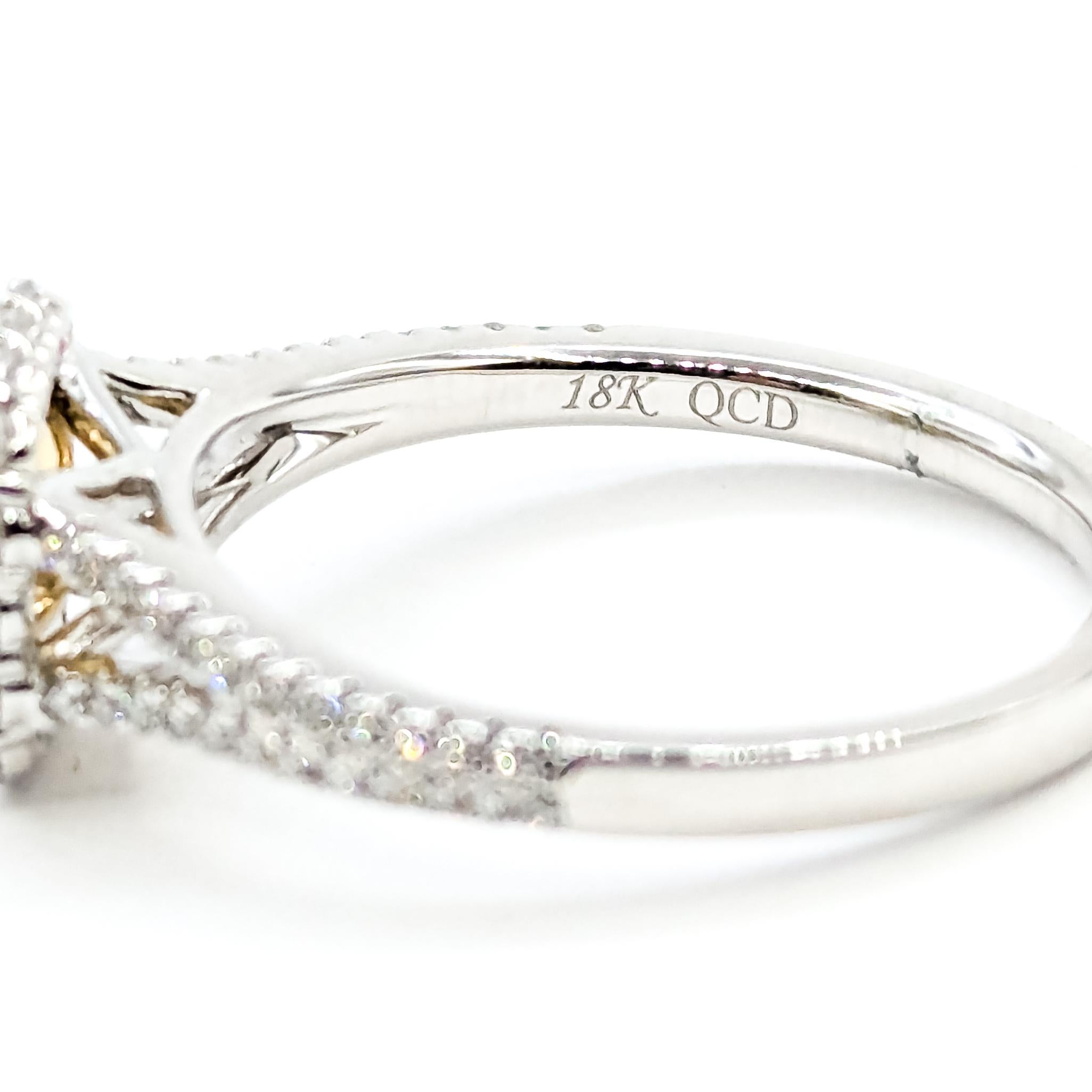 Refined Halo Diamond Ring in 18k white gold en vente 4